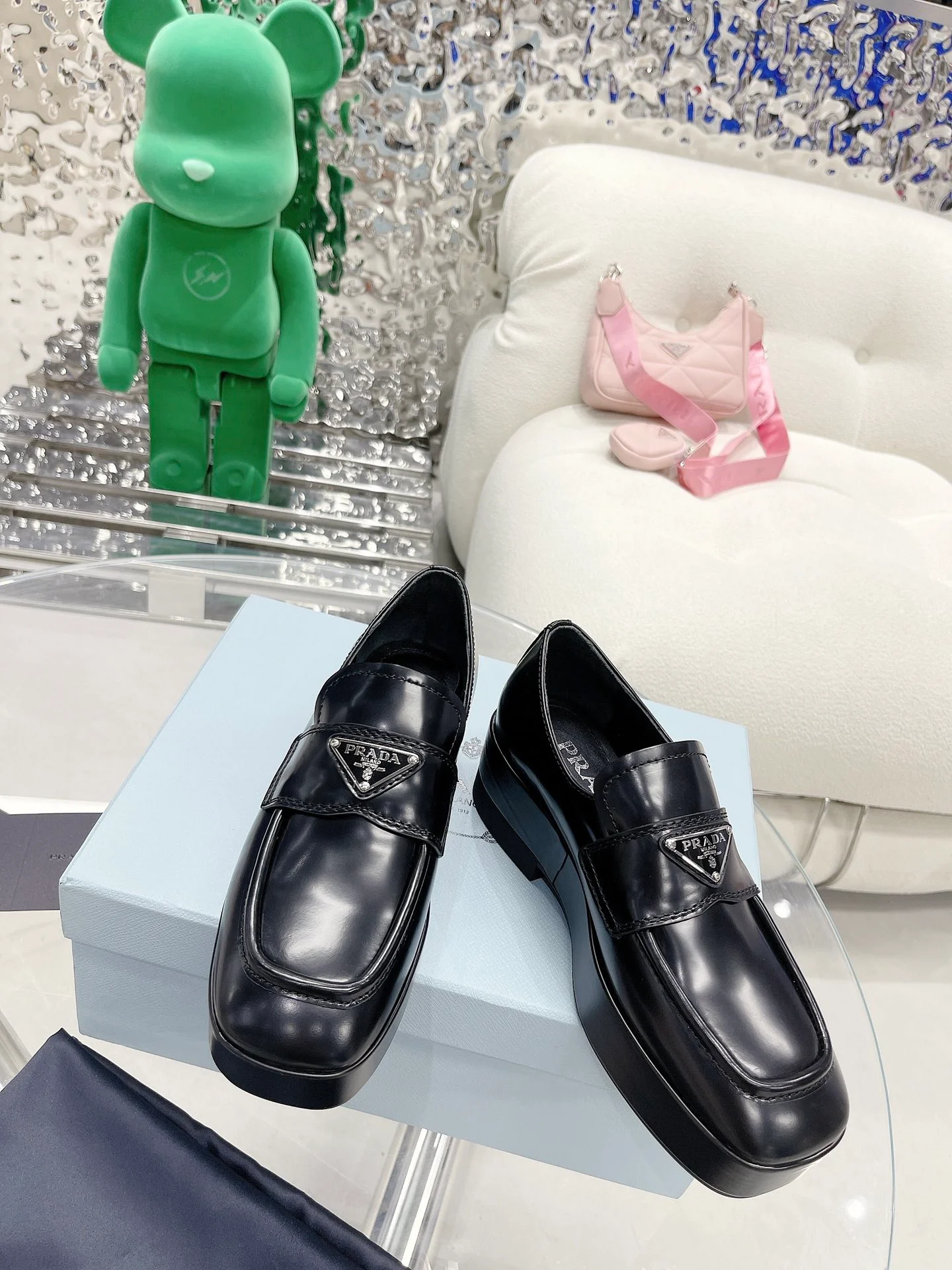 Коллекция Prada 2022 года с подиума - Кожаные туфли на платформе в стиле ботинок - 1