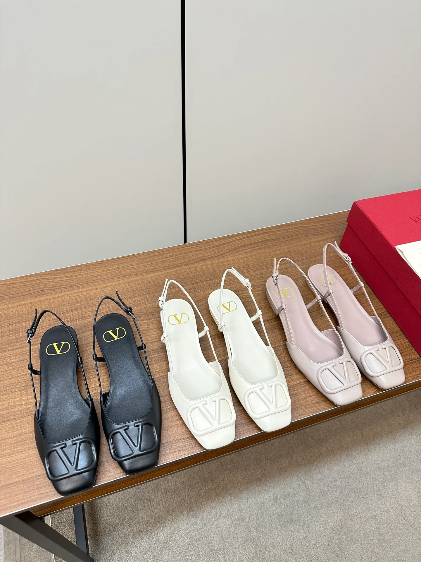 Новинка сезона весна/лето 2023 от Valentino - Большие сандалии-балетки с V-образным вырезом - Черная овечья кожа