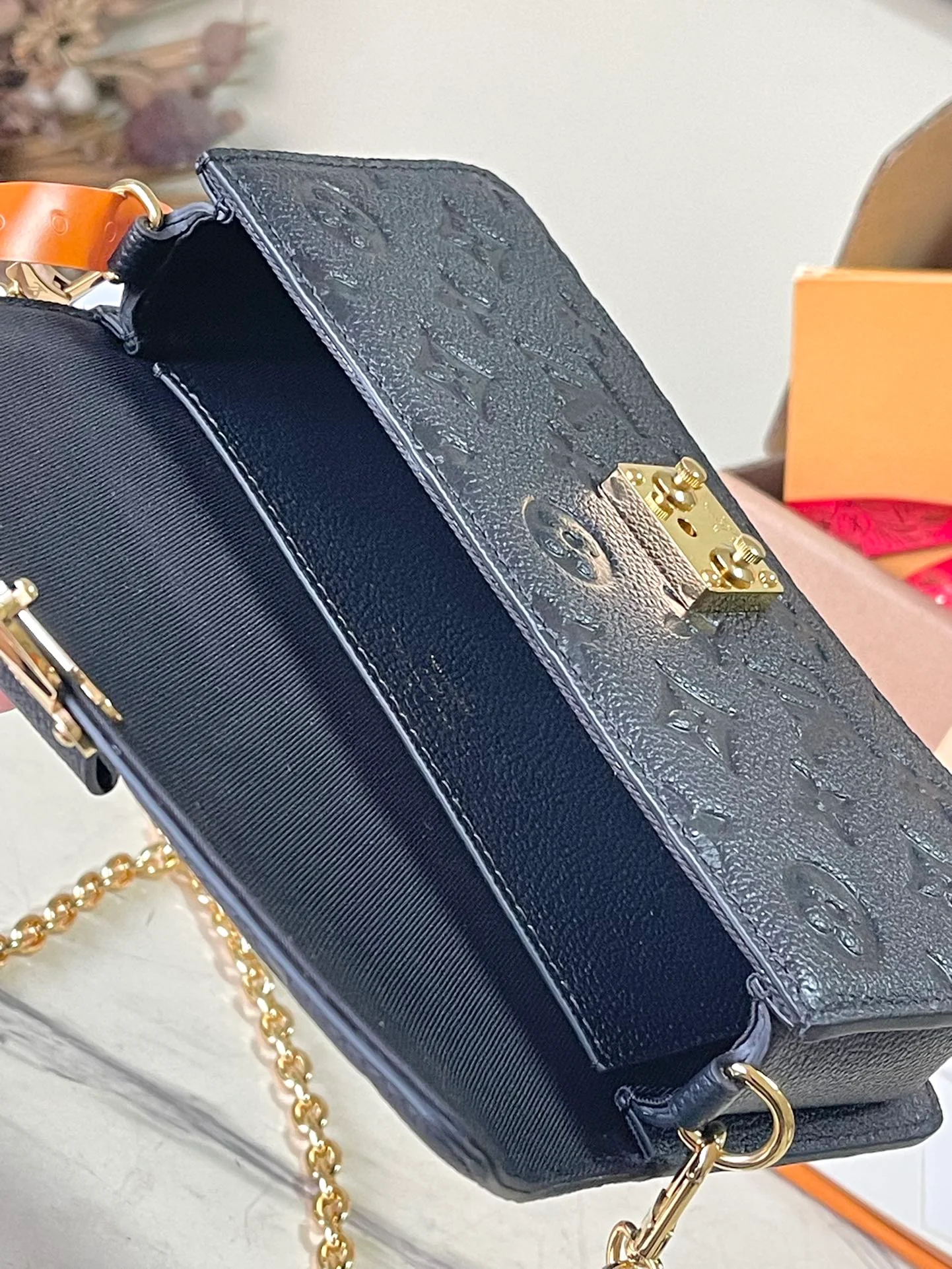 m82637-LV-кошелек-на-цепочке-metis-сумка-кроссбоди-черная тисненая кожа