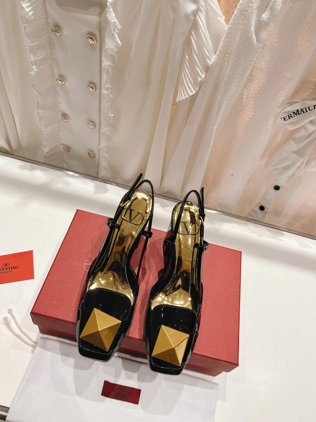 Новинка лета 2023 от Valentino - Босоножки на массивном каблуке с крупными заклепками - Черные