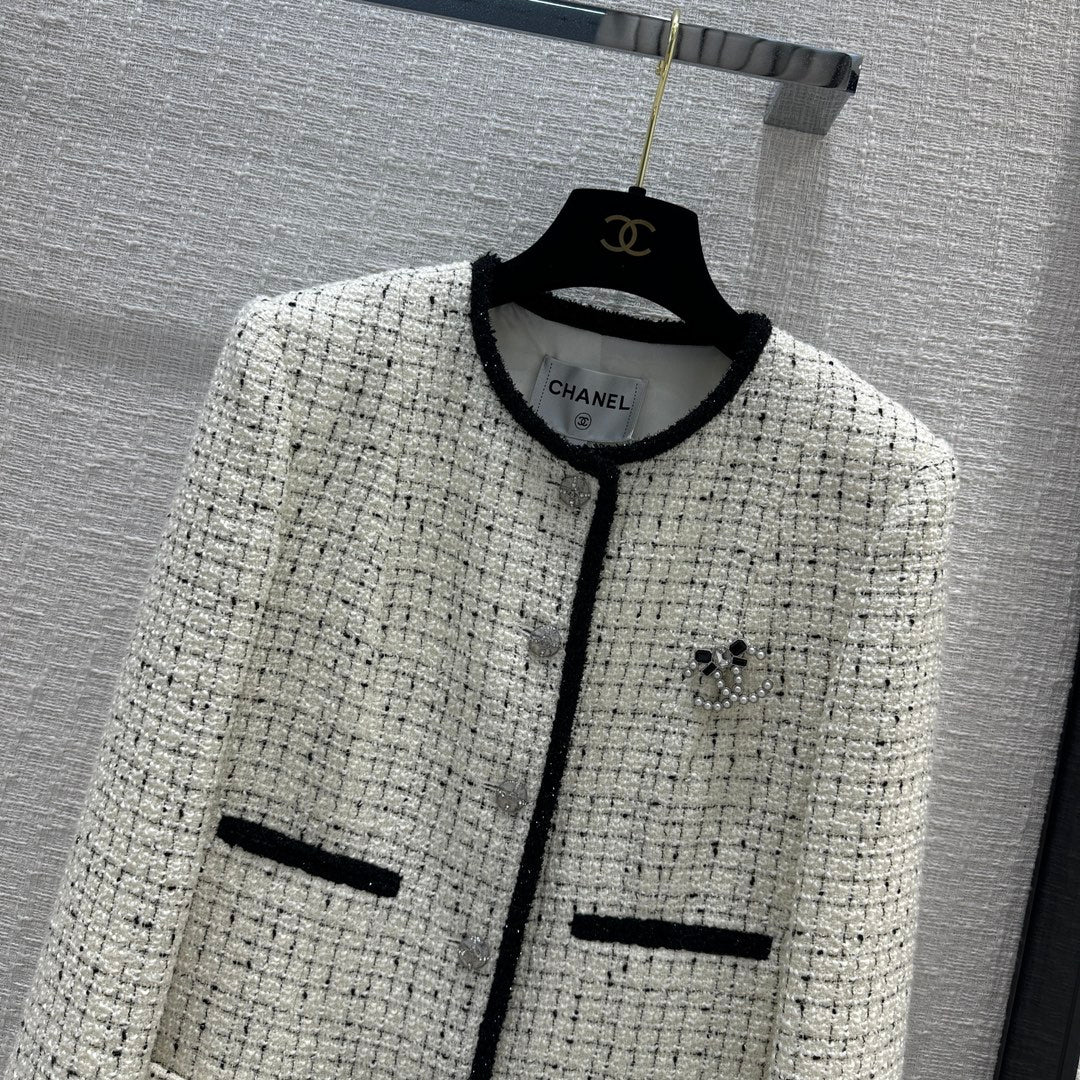 Chanel 2403 - Короткий жакет с изящной черной отделкой и блестящими деталями.