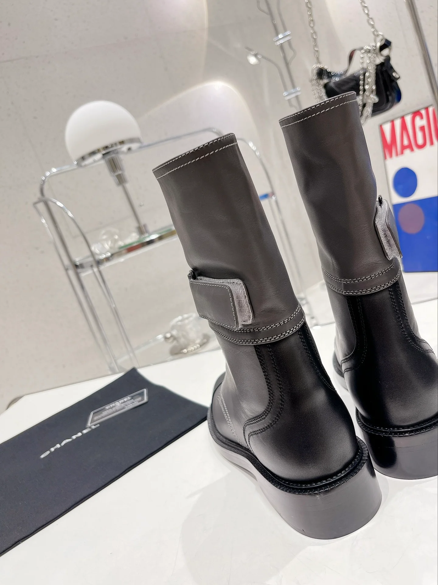 Новинка сезона осень/зима 2022 от Chanel — Ботинки Dr. Martens на шнуровке — Серые