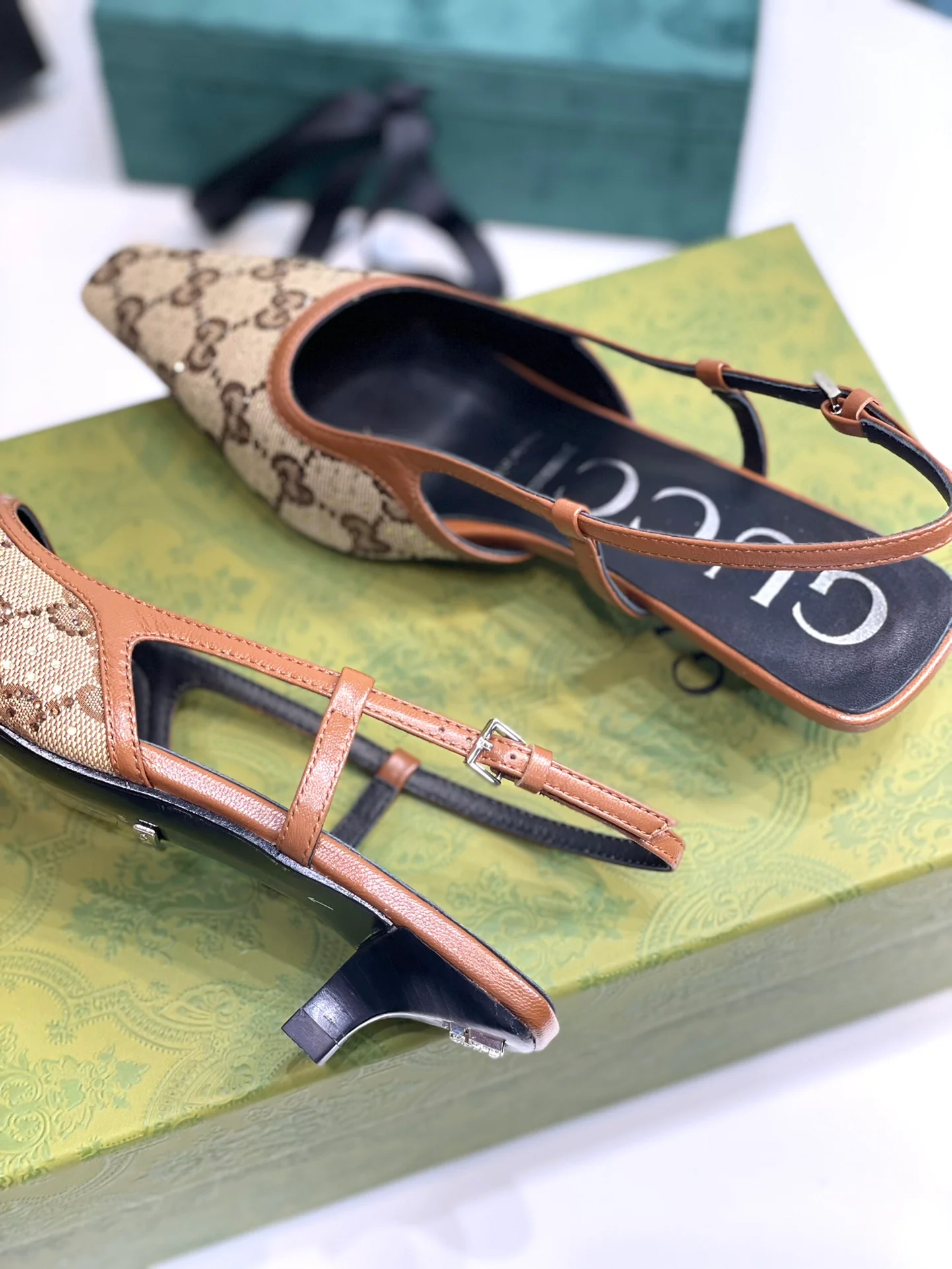 Туфли на каблуке с монограммой Gucci, выполненные в британском стиле.