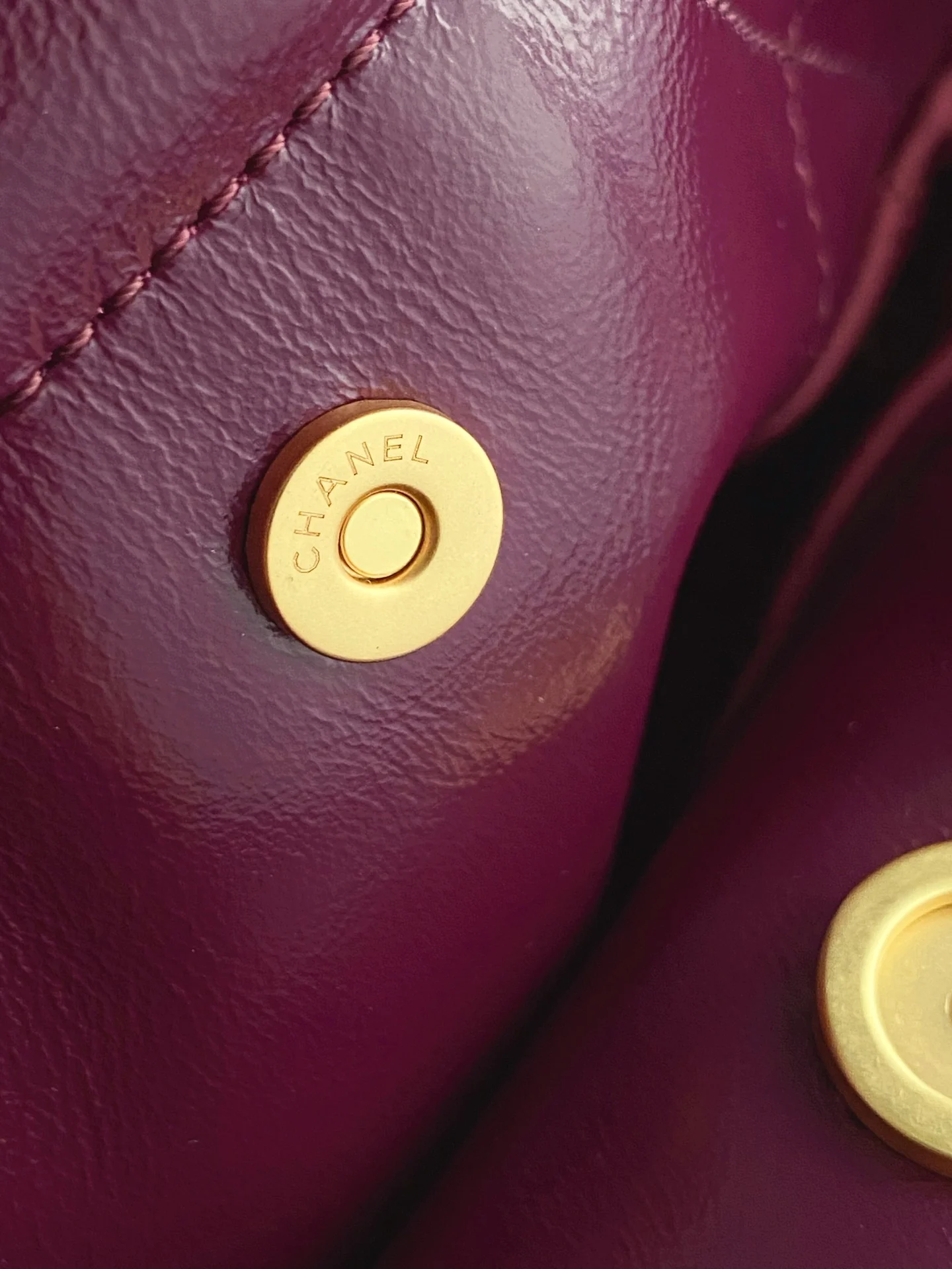 Новинка сезона весна/лето 2023 от Chanel - сумка 22 - маленькая - бордовая
