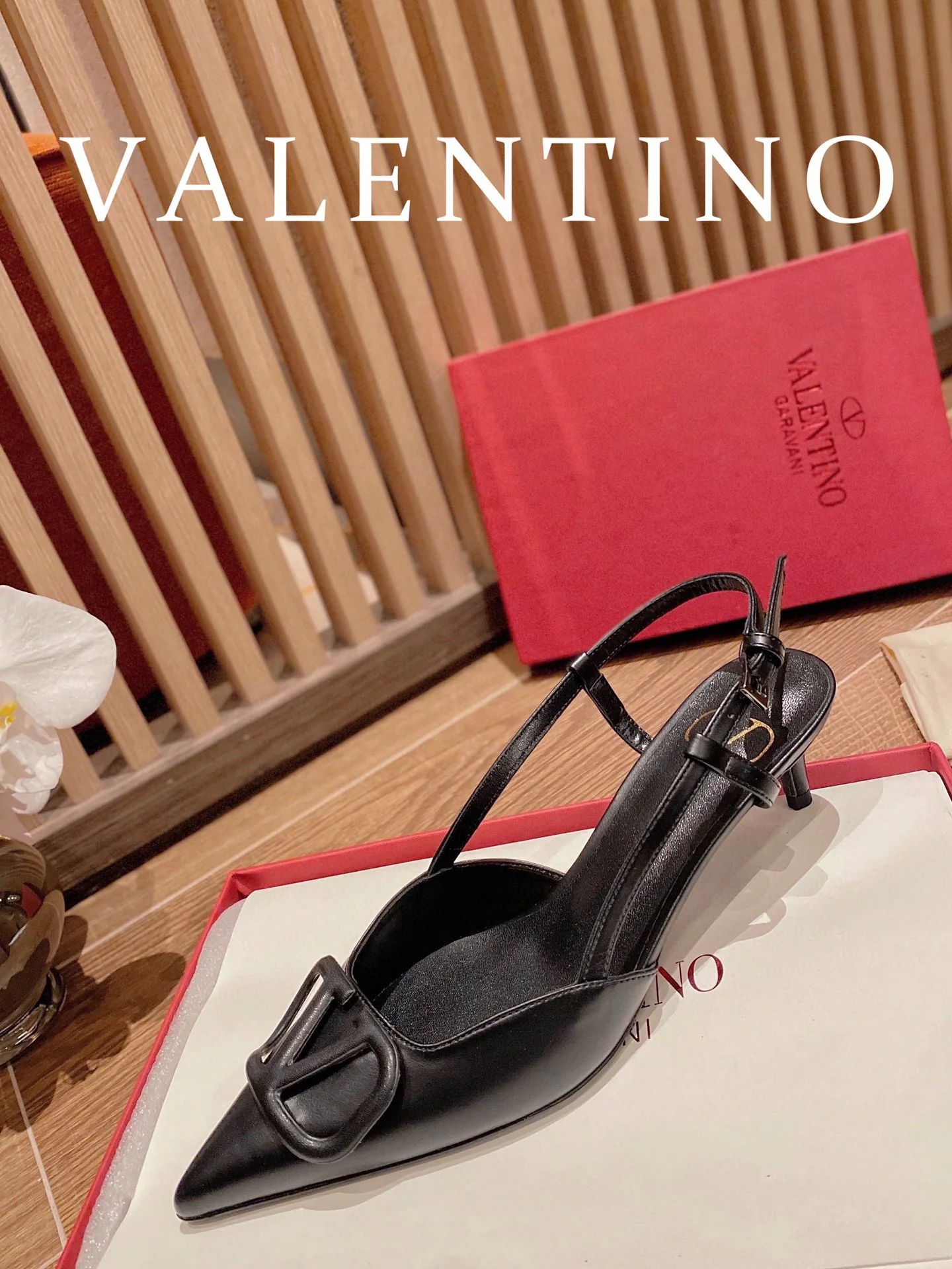 Туфли Valentino с V-образной пряжкой и открытой пяткой — черные.