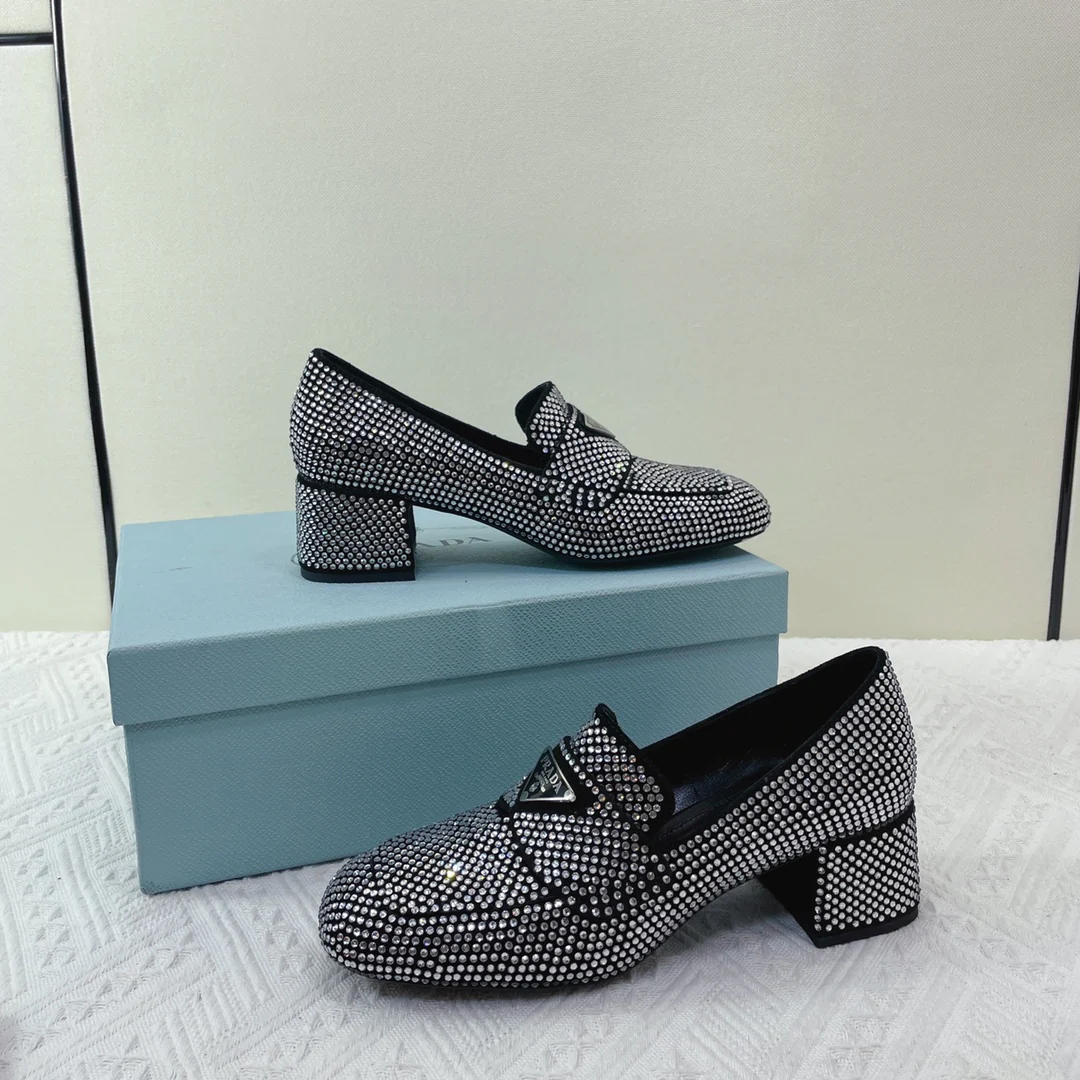 Туфли Prada, лоферы Prada на низком каблуке, украшенные стразами, серебристые.