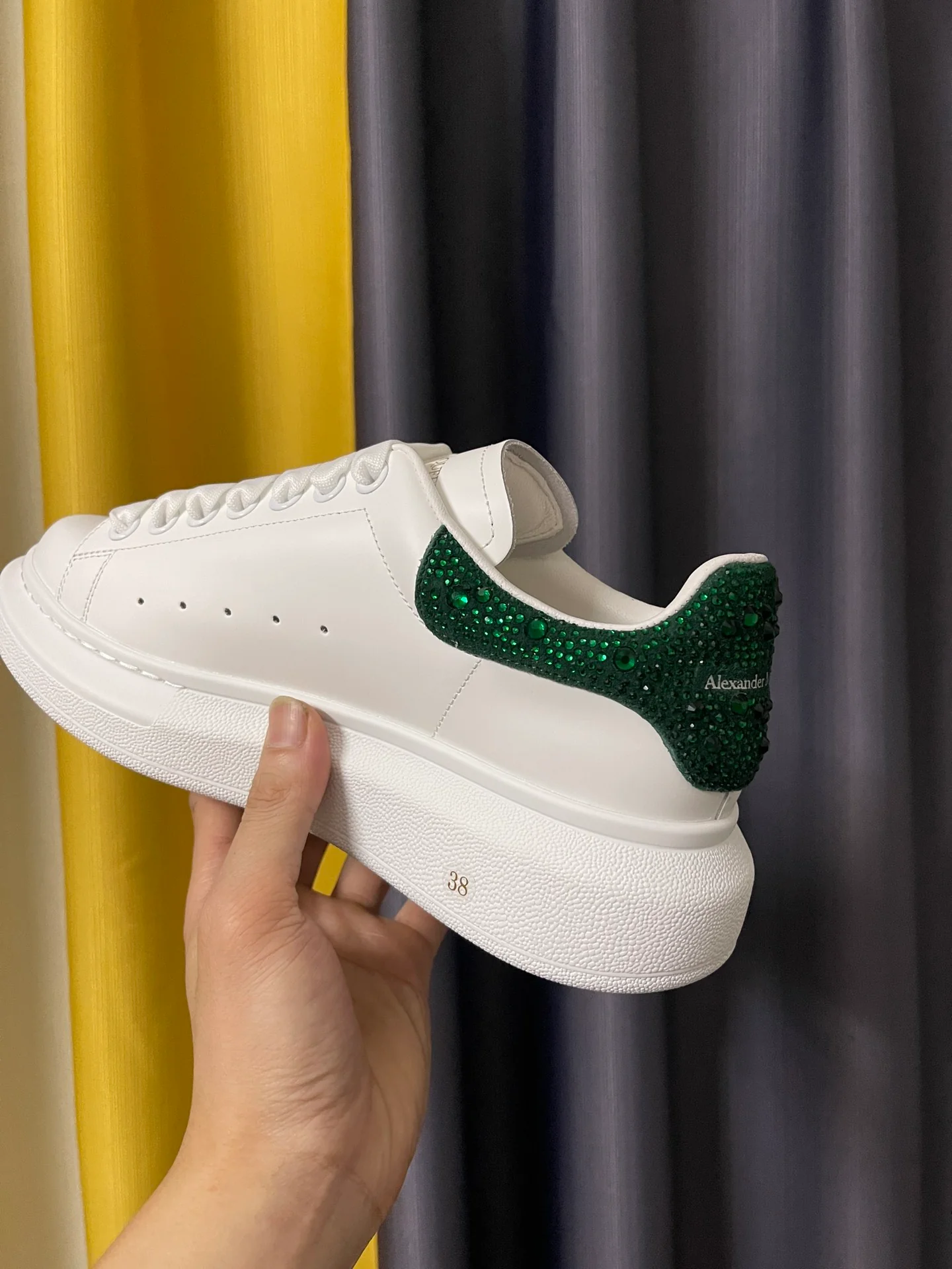 Классические белые кроссовки McQueen - унисекс - темно-зеленый каблук с ромбовидным рисунком