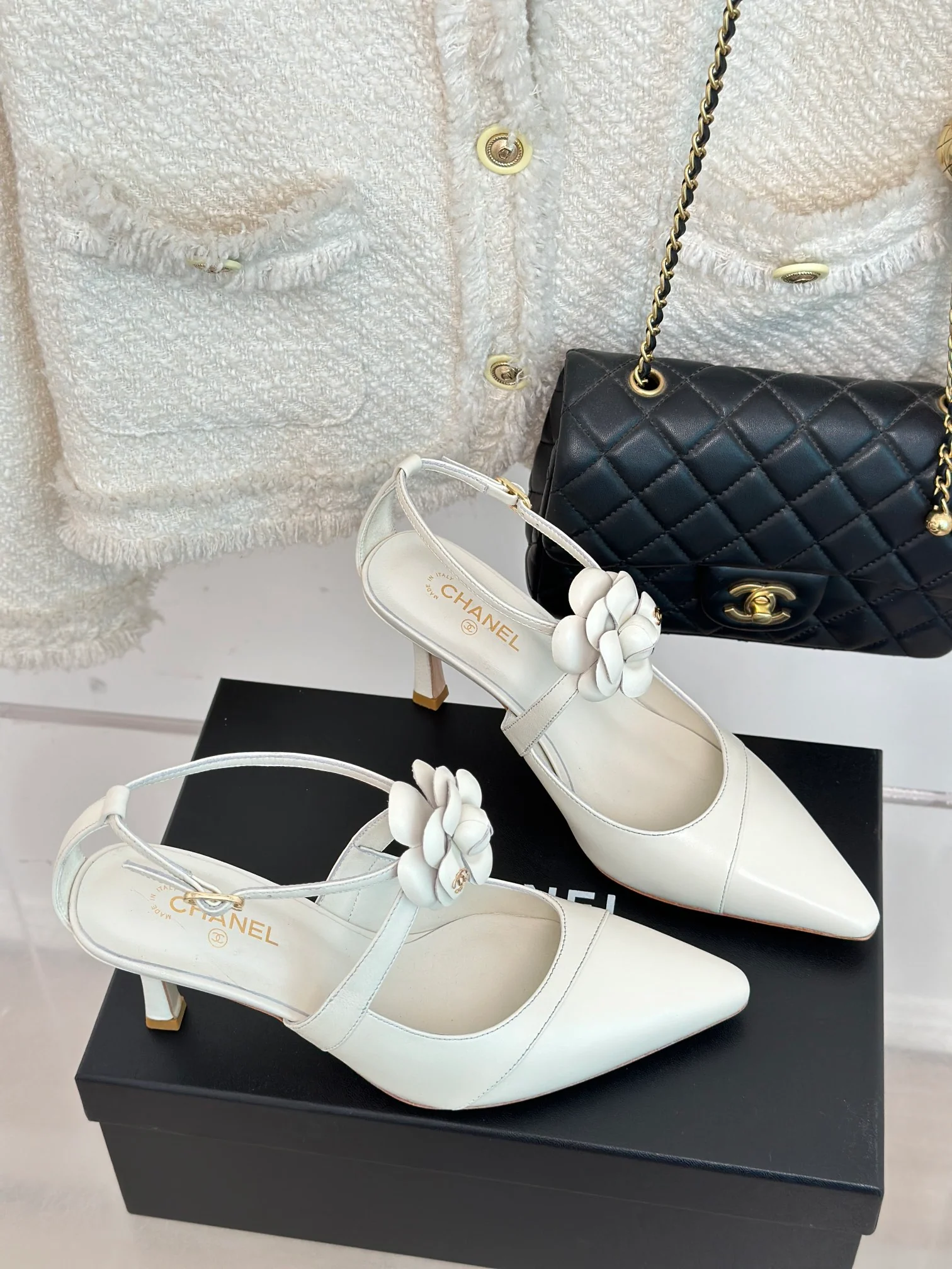 Новинка сезона весна/лето 2023 от Chanel - Босоножки на низком каблуке Camellia - Белые