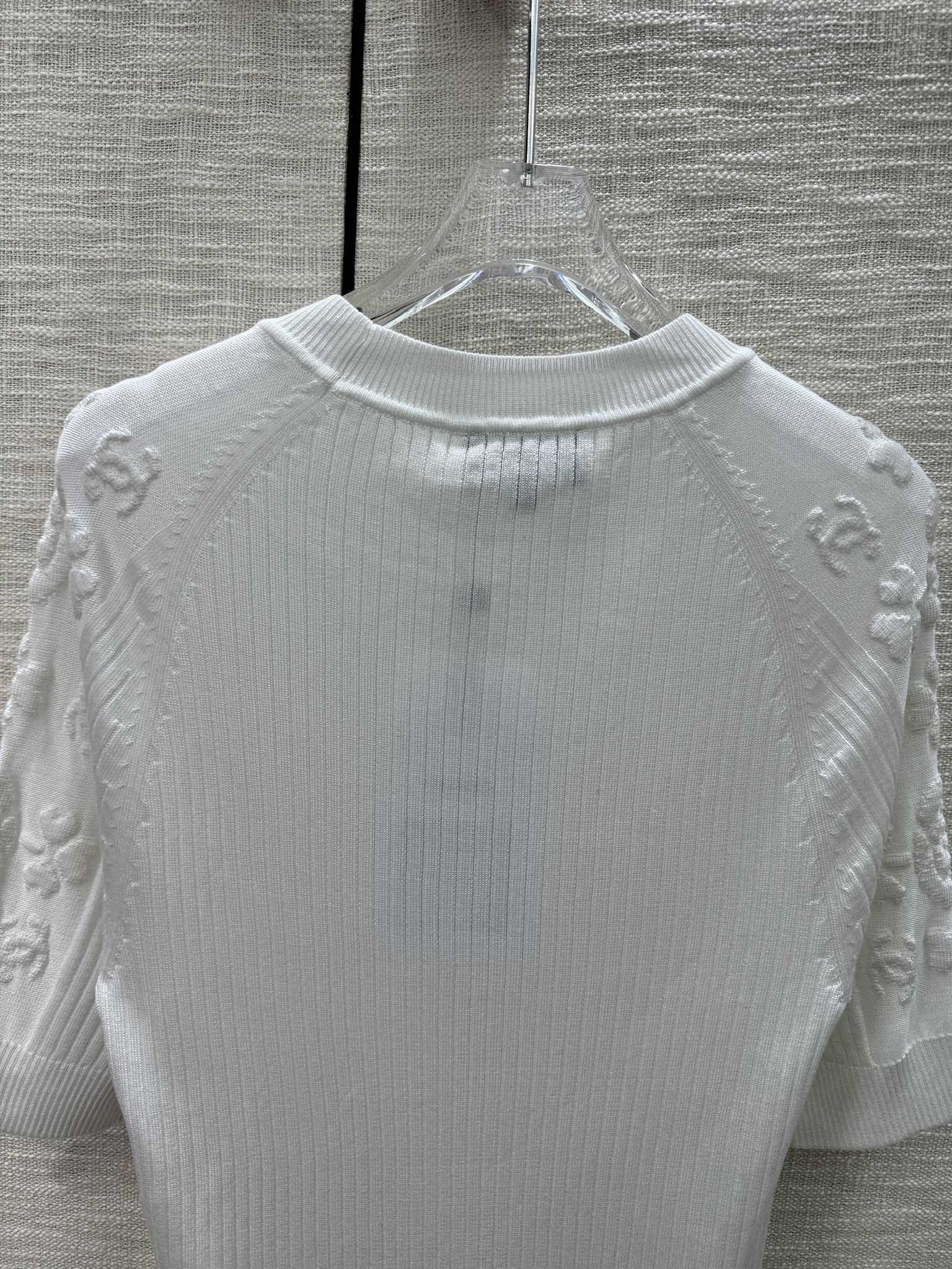 Вязаная футболка Chanel 2404 с коротким рукавом и изображением четырехлистного клевера и камелии - белая.