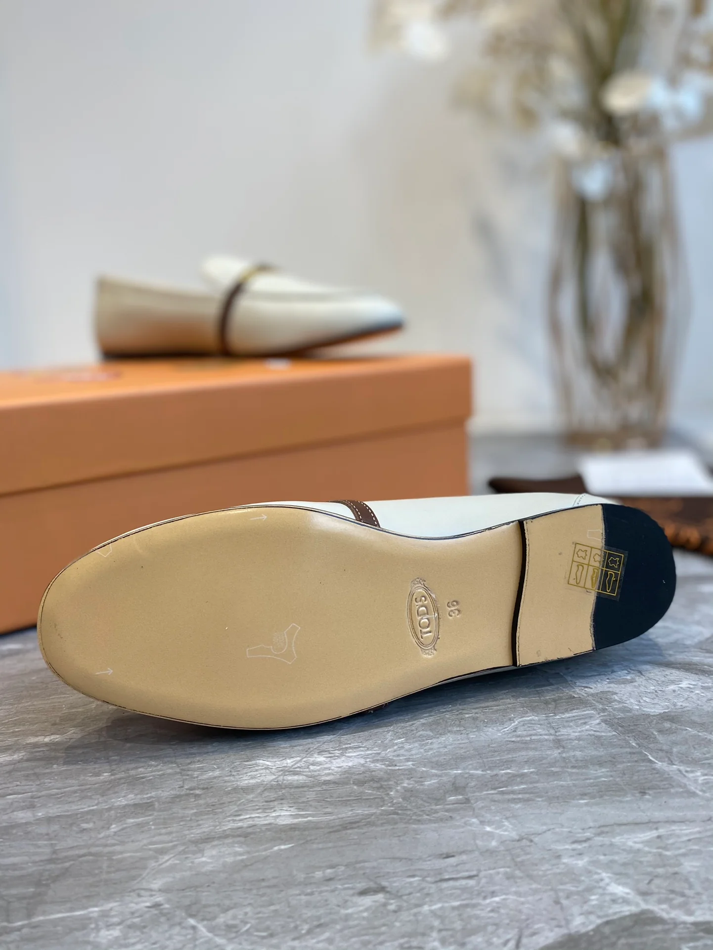 Tods - Сдержанные лоферы с тонкой цепочкой - 2