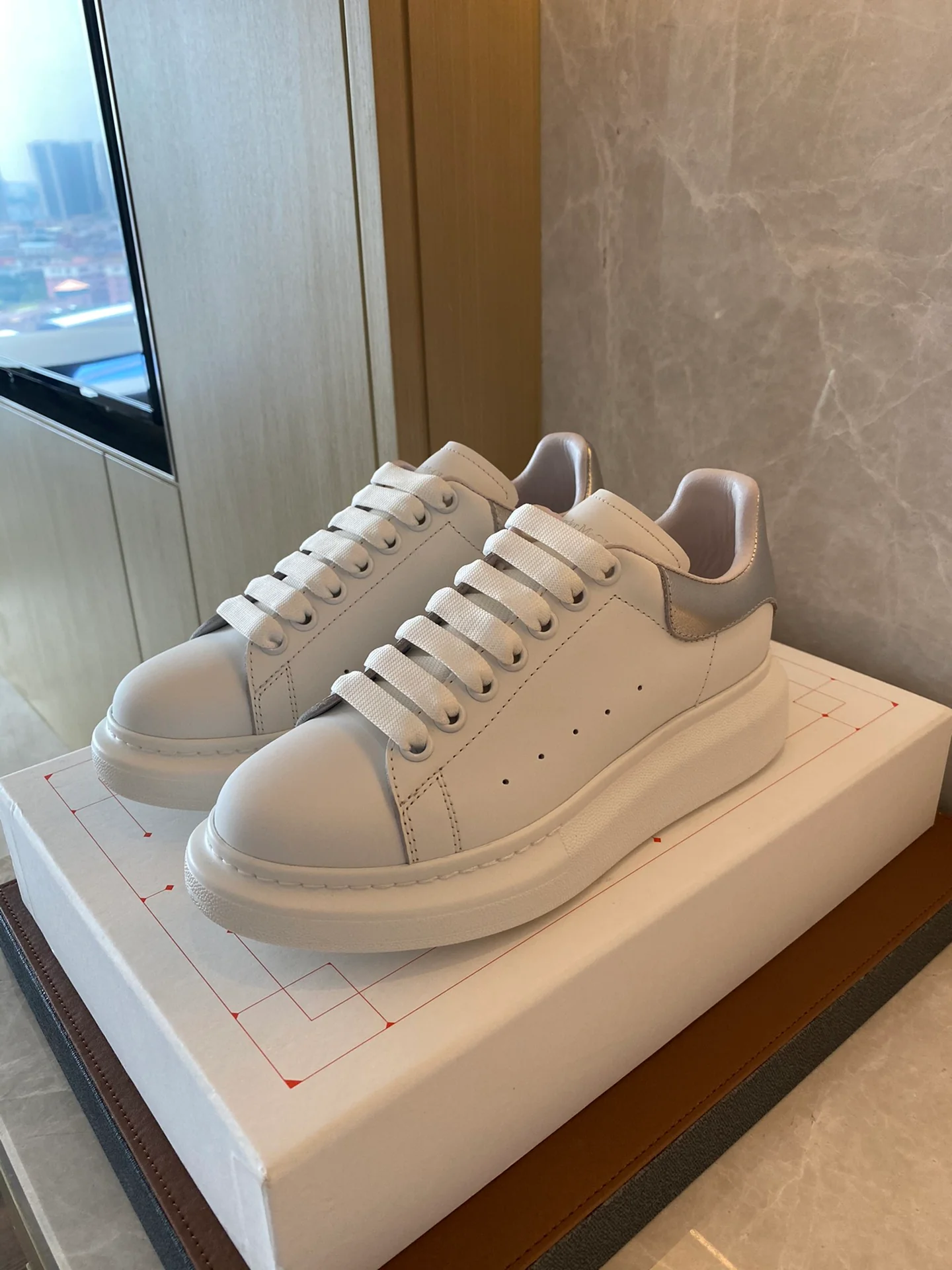 Классические белые кроссовки McQueen - лакированное серебро