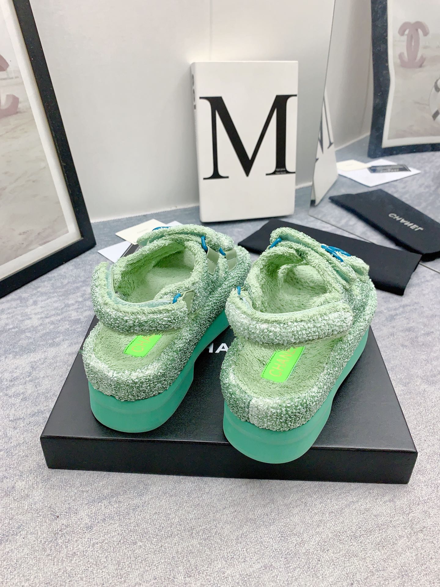 Новинка сезона осень/зима 2023 от Chanel - Сандалии на платформе из махровой ткани - зеленые.