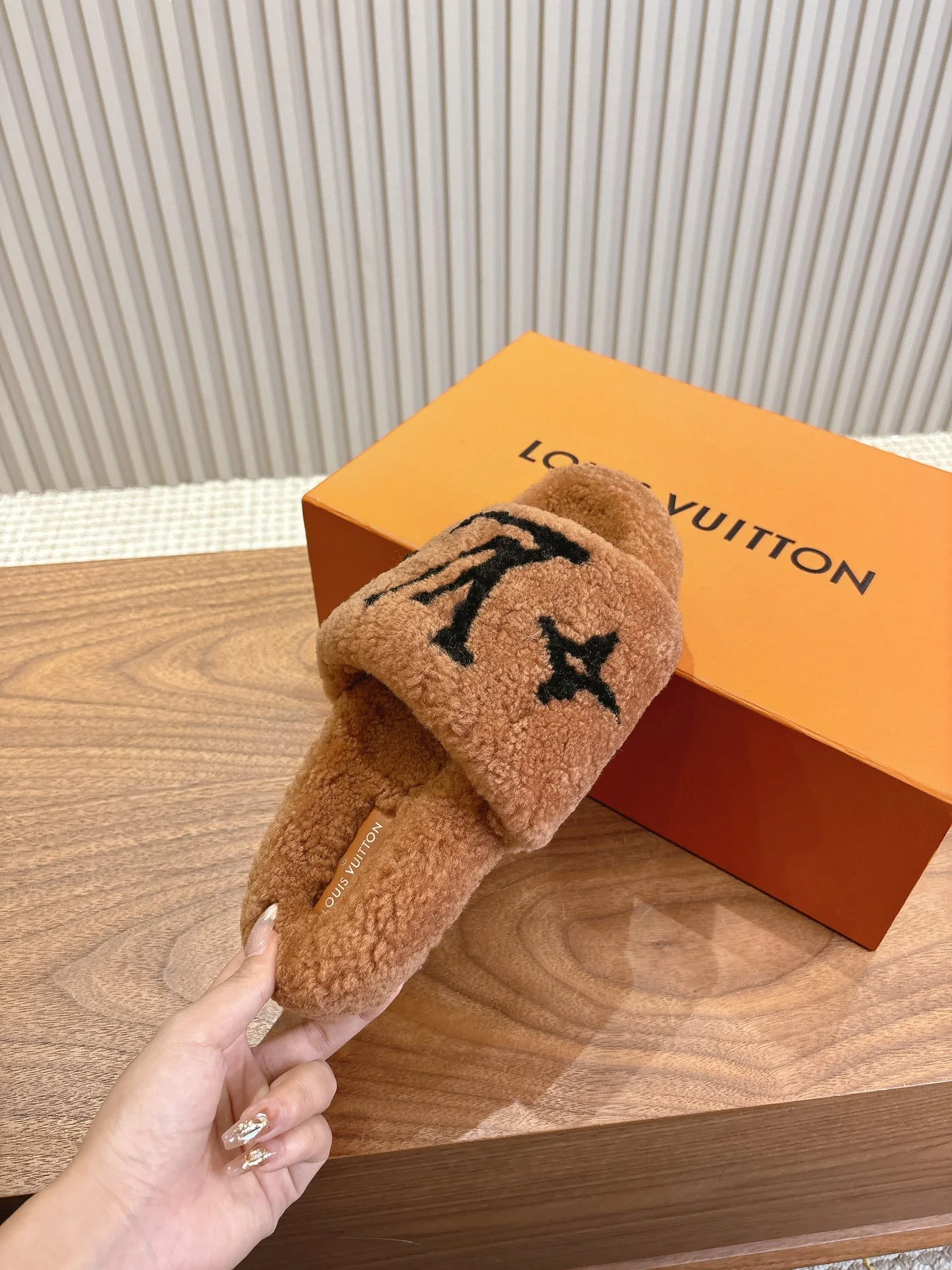 LV-2024 Шерстяные тапочки - Темно-коричневые