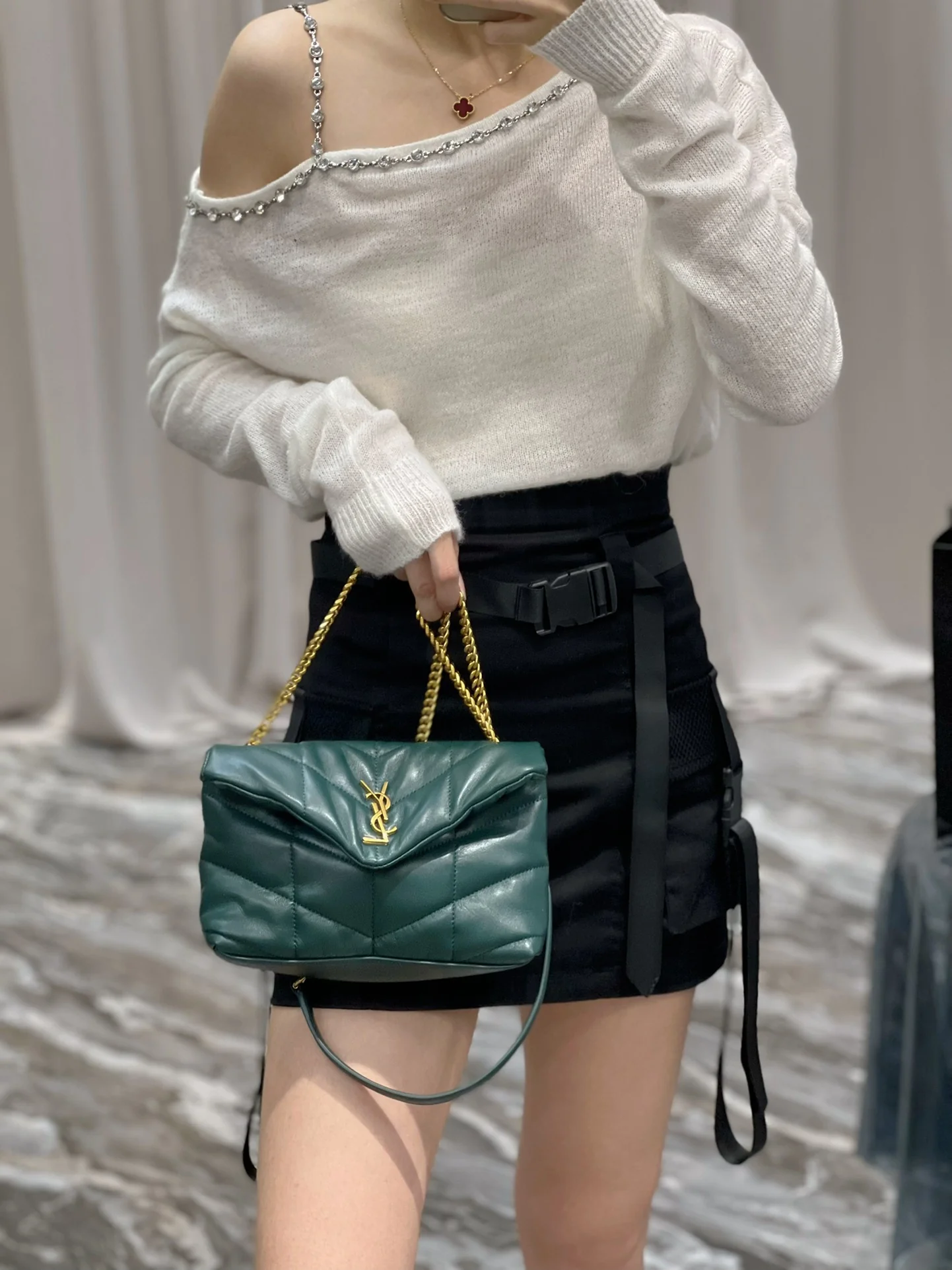 Стеганая сумка YSL из овечьей кожи — темно-зеленая с золотой фурнитурой — овечья кожа — 23 см — На фото: сумка в носке