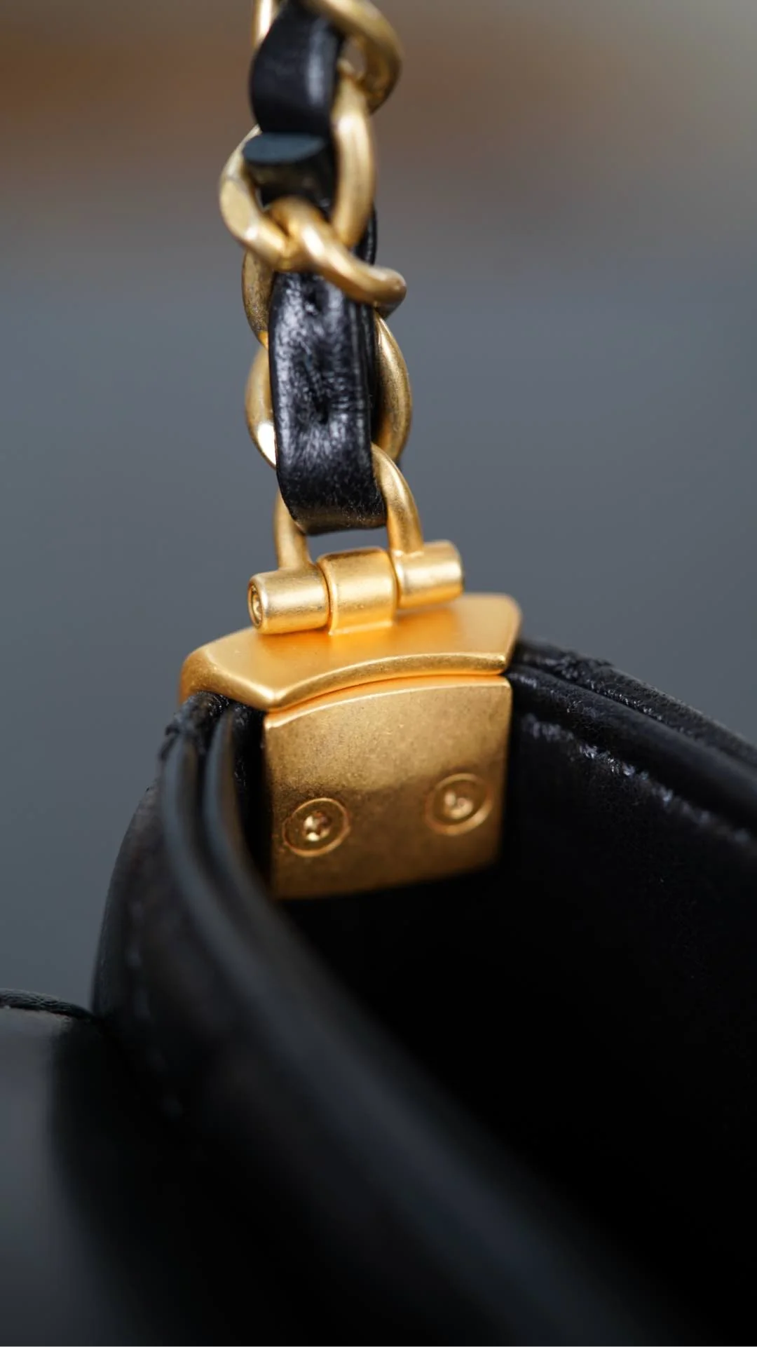 Chanel 25p - Сумка с горизонтальной ручкой и клапаном - Черно-золотая