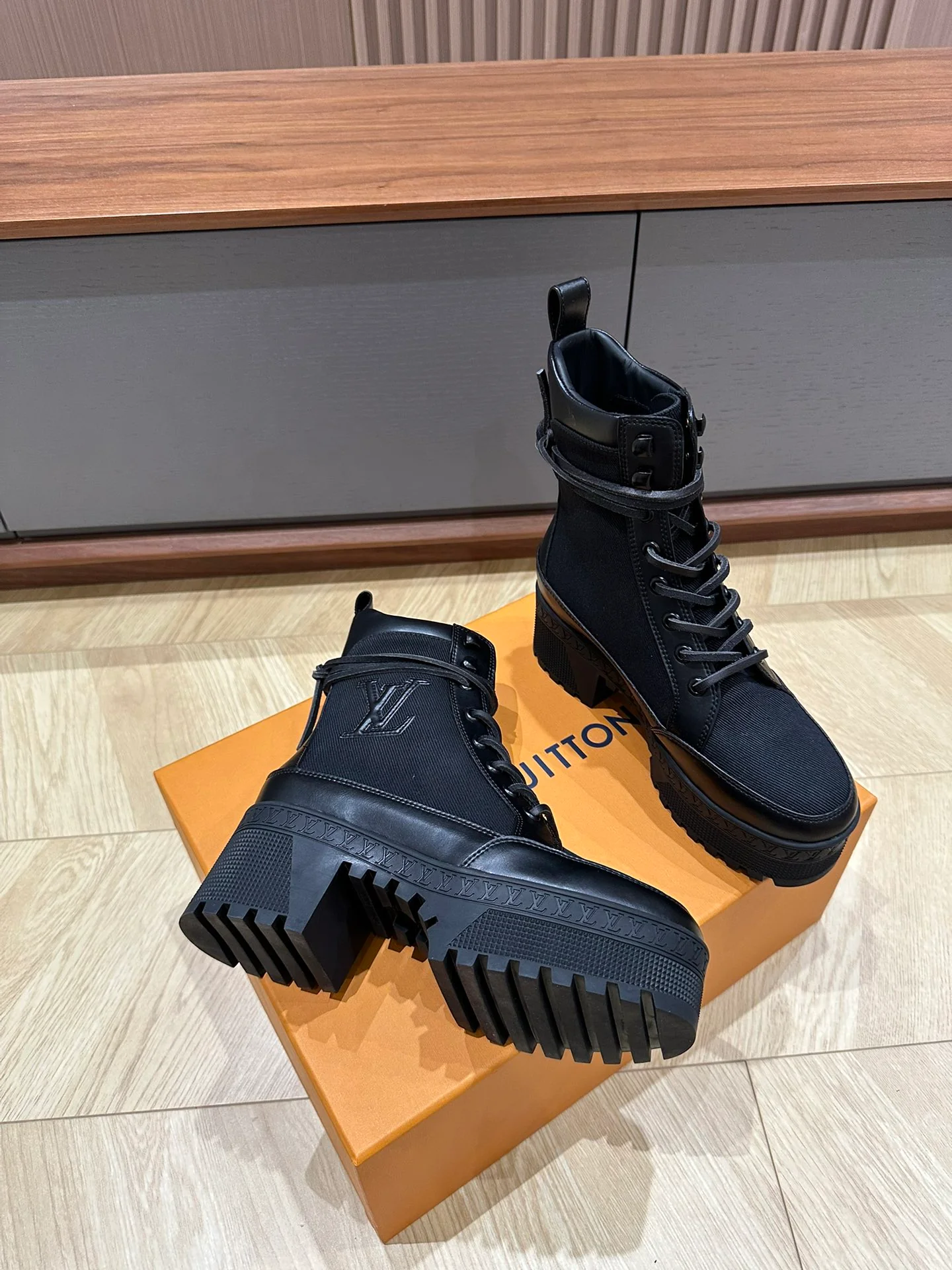 LV-2024 - Ботинки на высоком каблуке и платформе - Черные