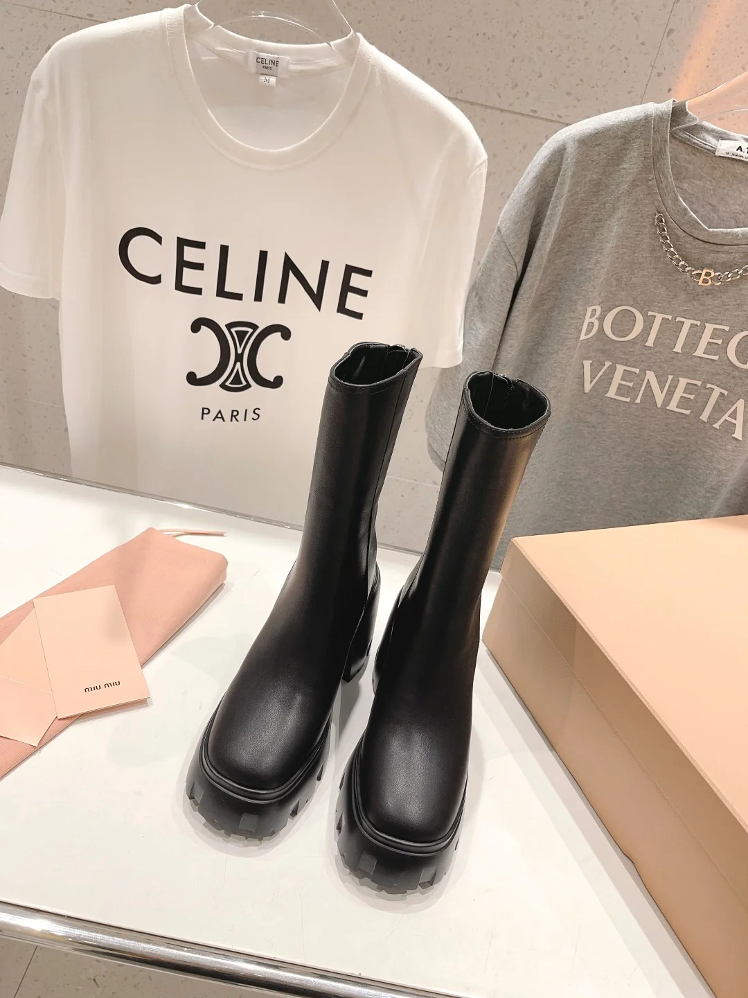 Miu Miu — Новинка сезона осень/зима 2023 — Ботильоны на высоком каблуке с застежкой-молнией и платформой