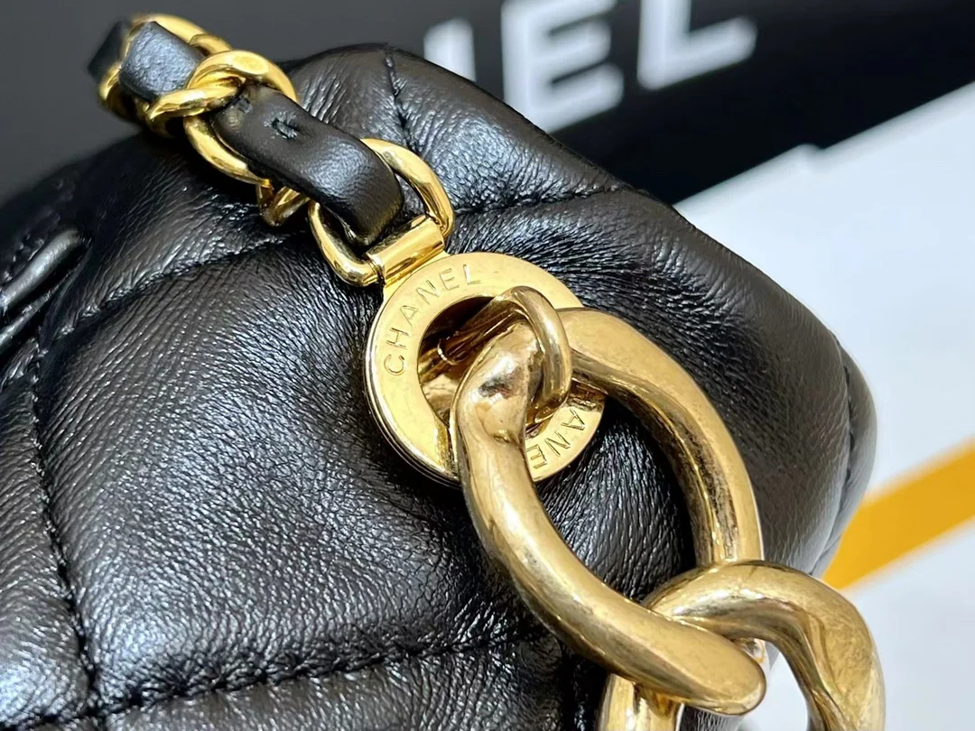 Коллекция Chanel 2022 Métiers d'Art — Сумка-гармошка на массивной цепочке — Мини