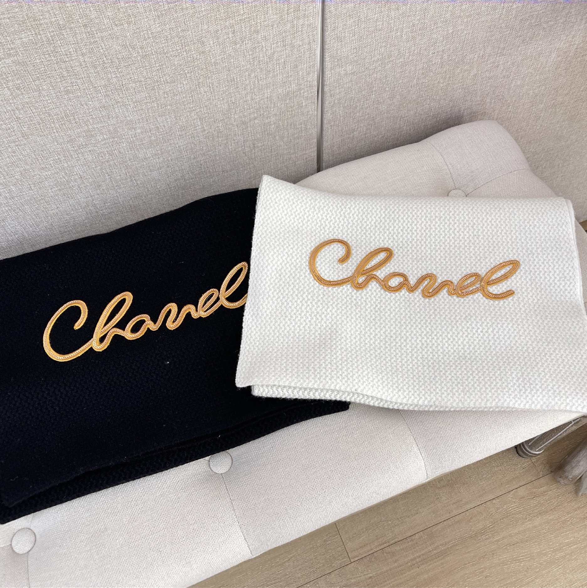 Новая коллекция Chanel осень/зима - Кашемировый шарф, расшитый пайетками, очень теплый.