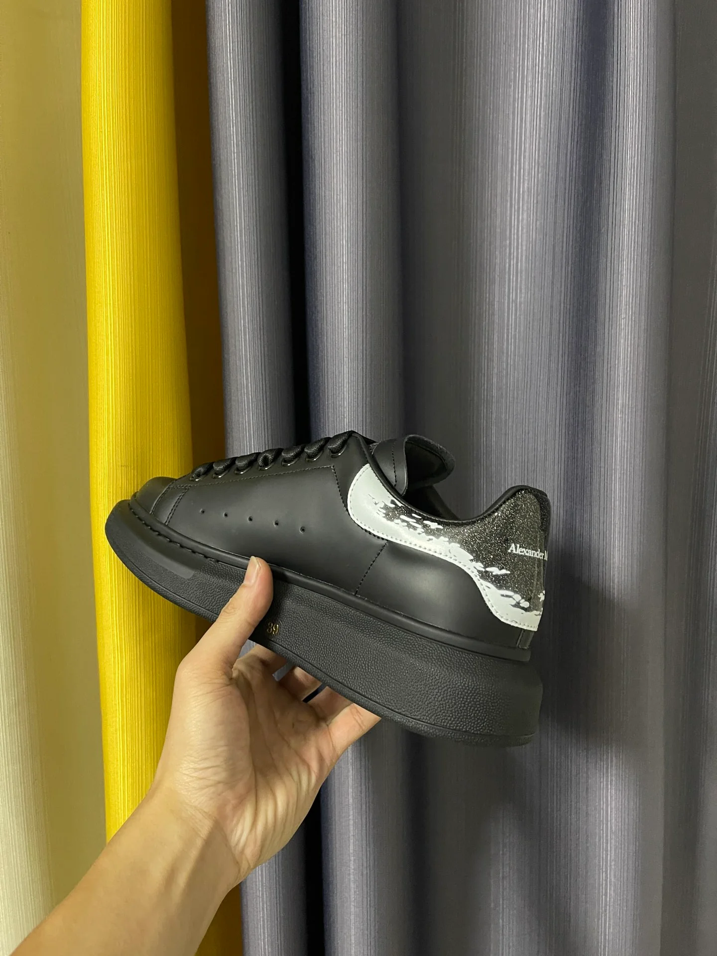 Классические белые кроссовки McQueen - унисекс - черный каблук с блестками и граффити.