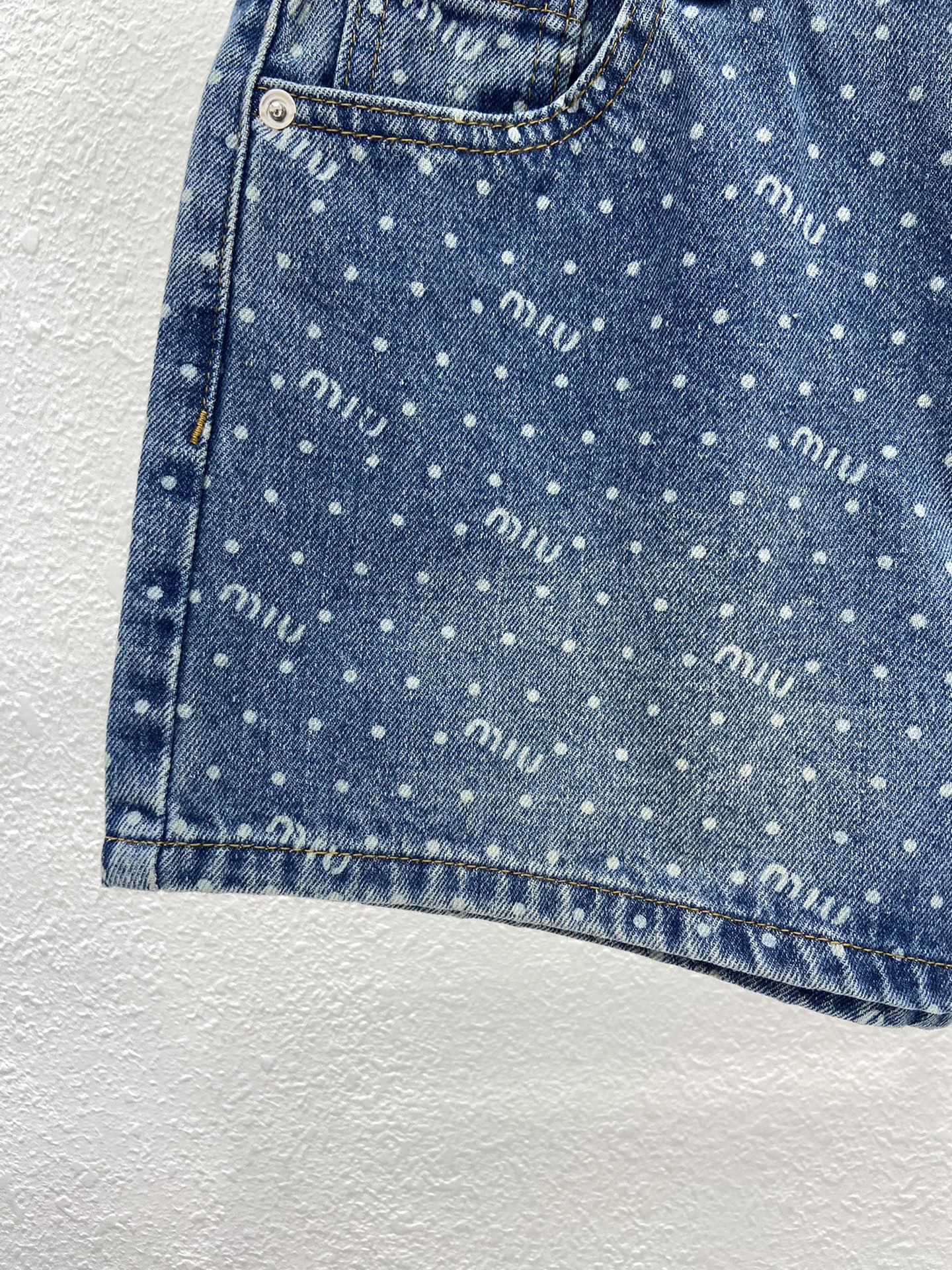 Джинсовые шорты Miu Miu-2404 с высокой талией, облегающего силуэта А-образной формы.