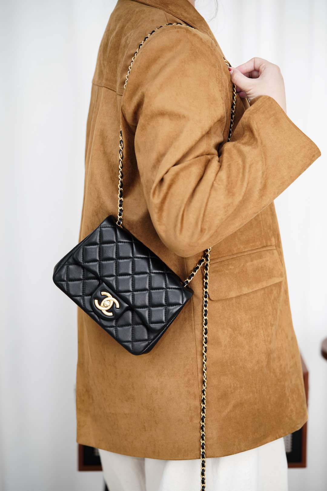 Сумка Chanel 25B Double C Chain Square Fat Bag - черная, маленькая, с золотой пряжкой.