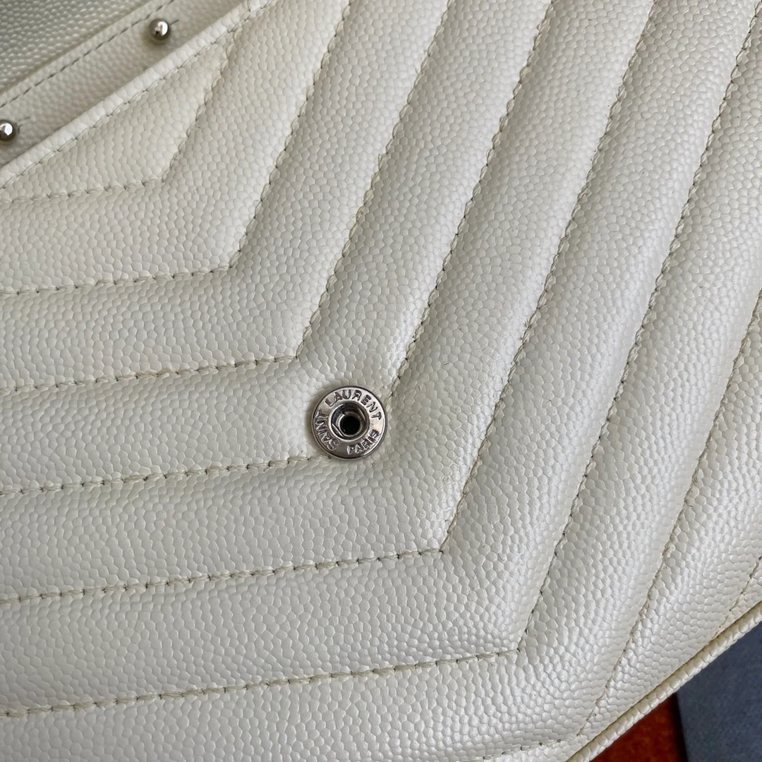 Кошелек-конверт YSL с монограммой из икры — белый с серебристой фурнитурой.