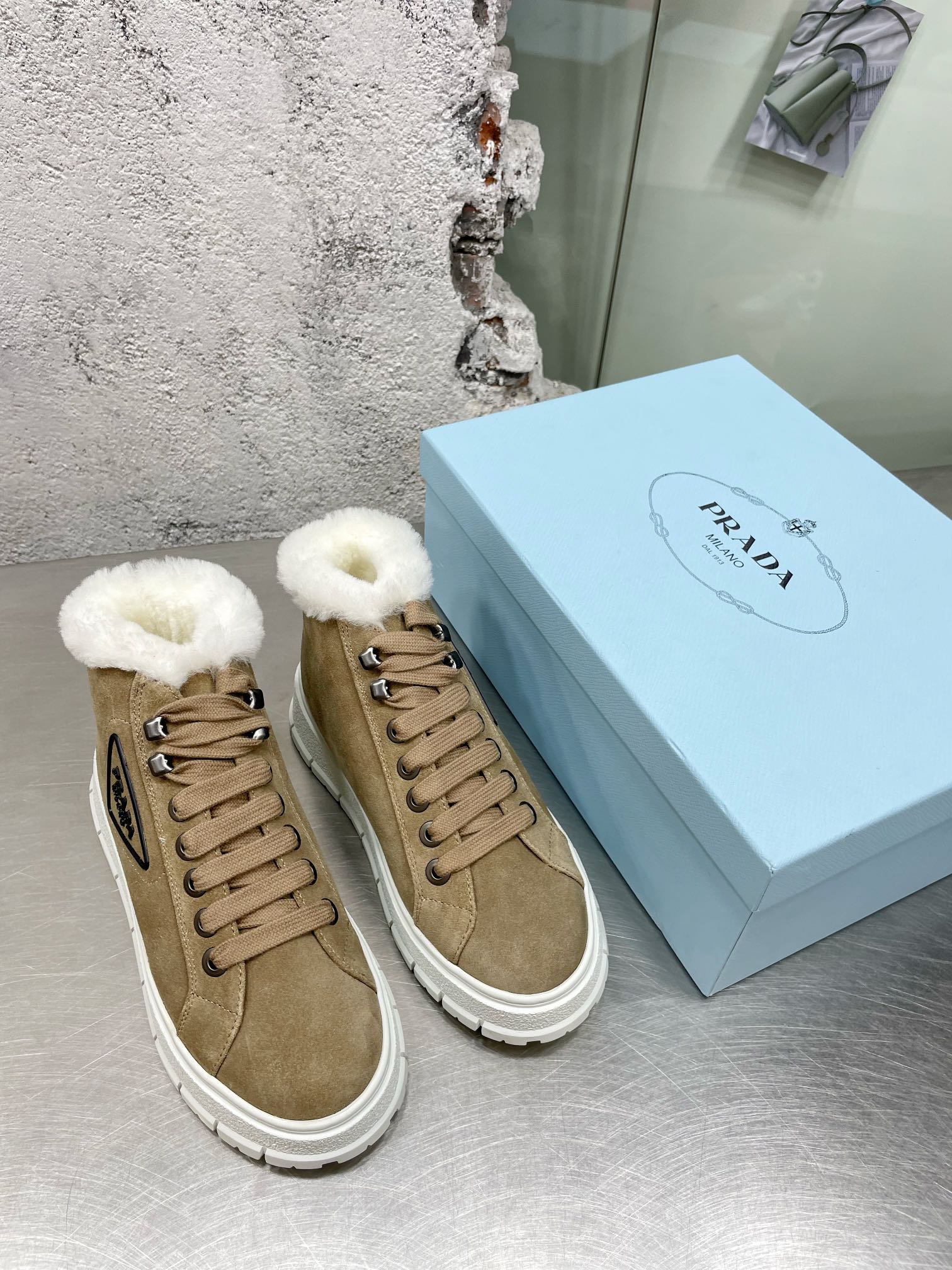 Новинка сезона осень/зима 2022 от Prada - Снежные сапоги - Стиль знаменитостей