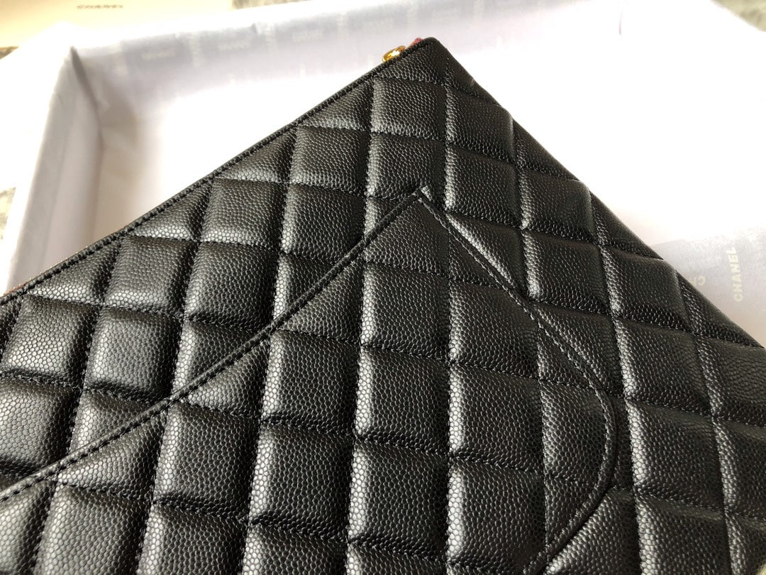 Маленькая сумочка-клатч Chanel с золотой фурнитурой