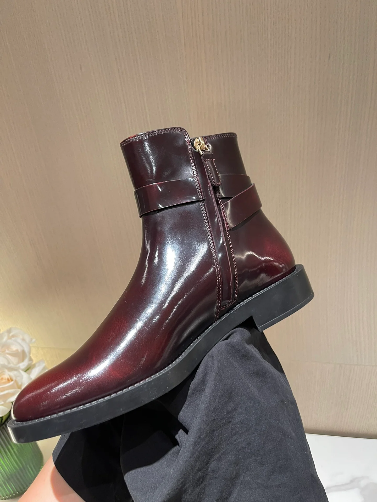 Tods - Новинка сезона осень/зима 2022 - Ботильоны с разрезом и бисером - 1