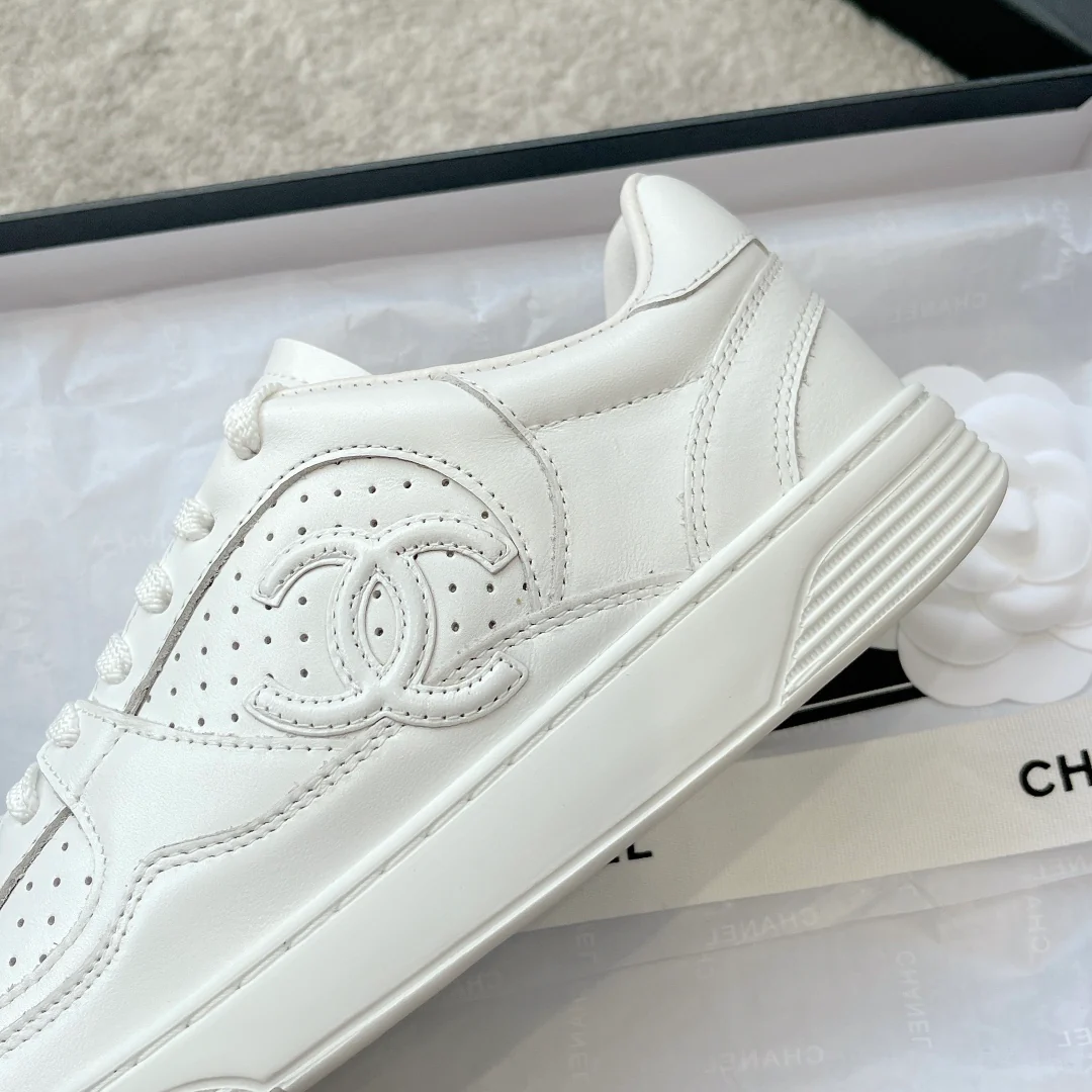 Новинка сезона весна/лето 2023 от Chanel - Кроссовки - Белые