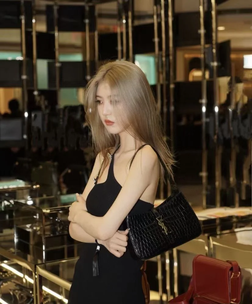 Сумка-седло YSL с вышивкой под крокодиловую кожу и золотой пряжкой.