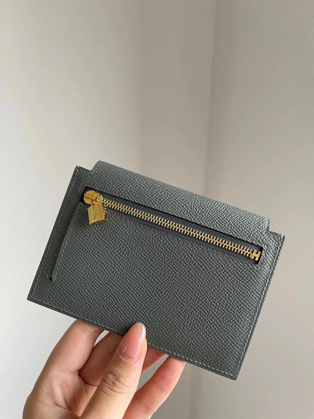 Карманный держатель для карт Hermes Kelly Epsom 63 — миндально-зеленый — золотая фурнитура