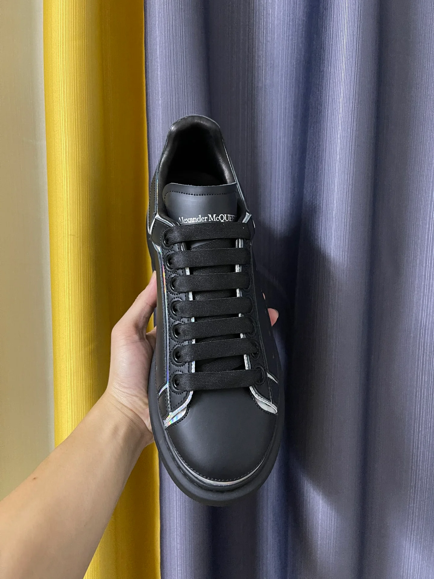 Классические белые кроссовки McQueen - унисекс - серебристо-черная кожа с лазерной перфорацией