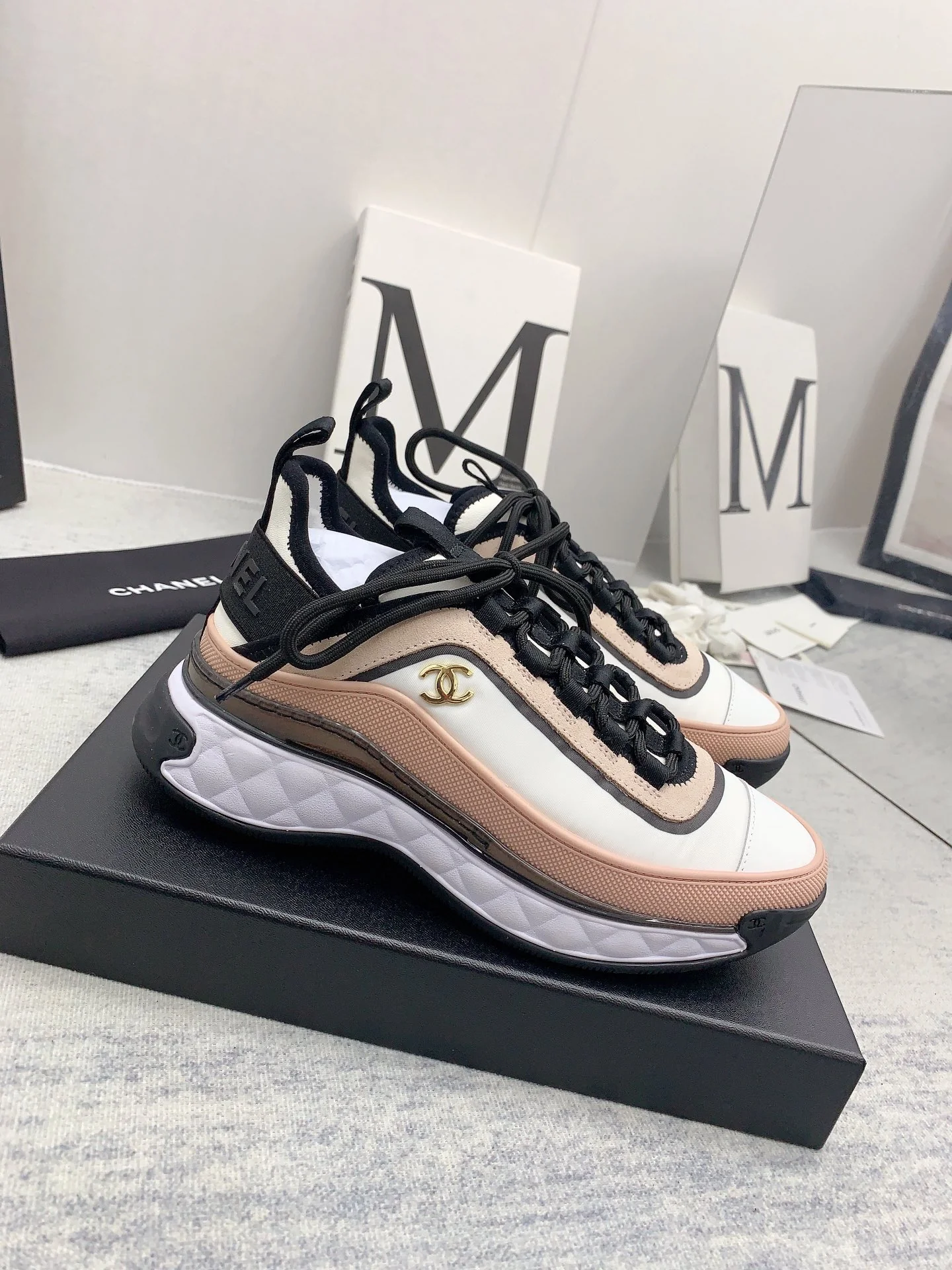 Новинка сезона осень/зима 2021 от Chanel - Стеганые кроссовки - Розово-абрикосовый цвет