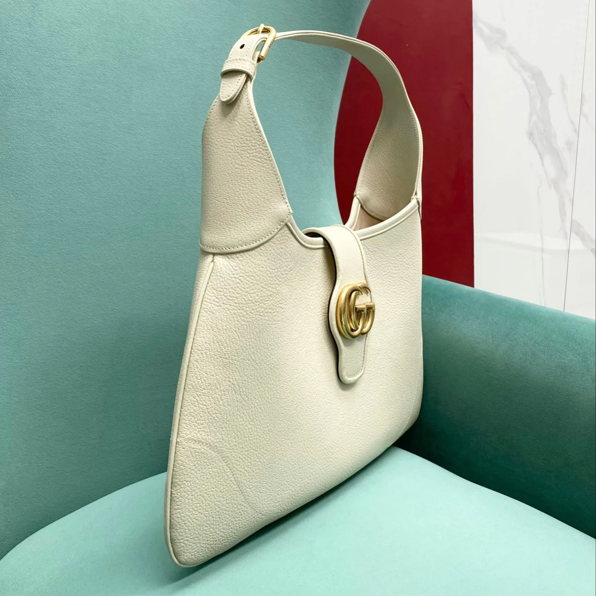 Весенняя коллекция Gucci 2023 — сумка через плечо ?Полумесяц? — белая.