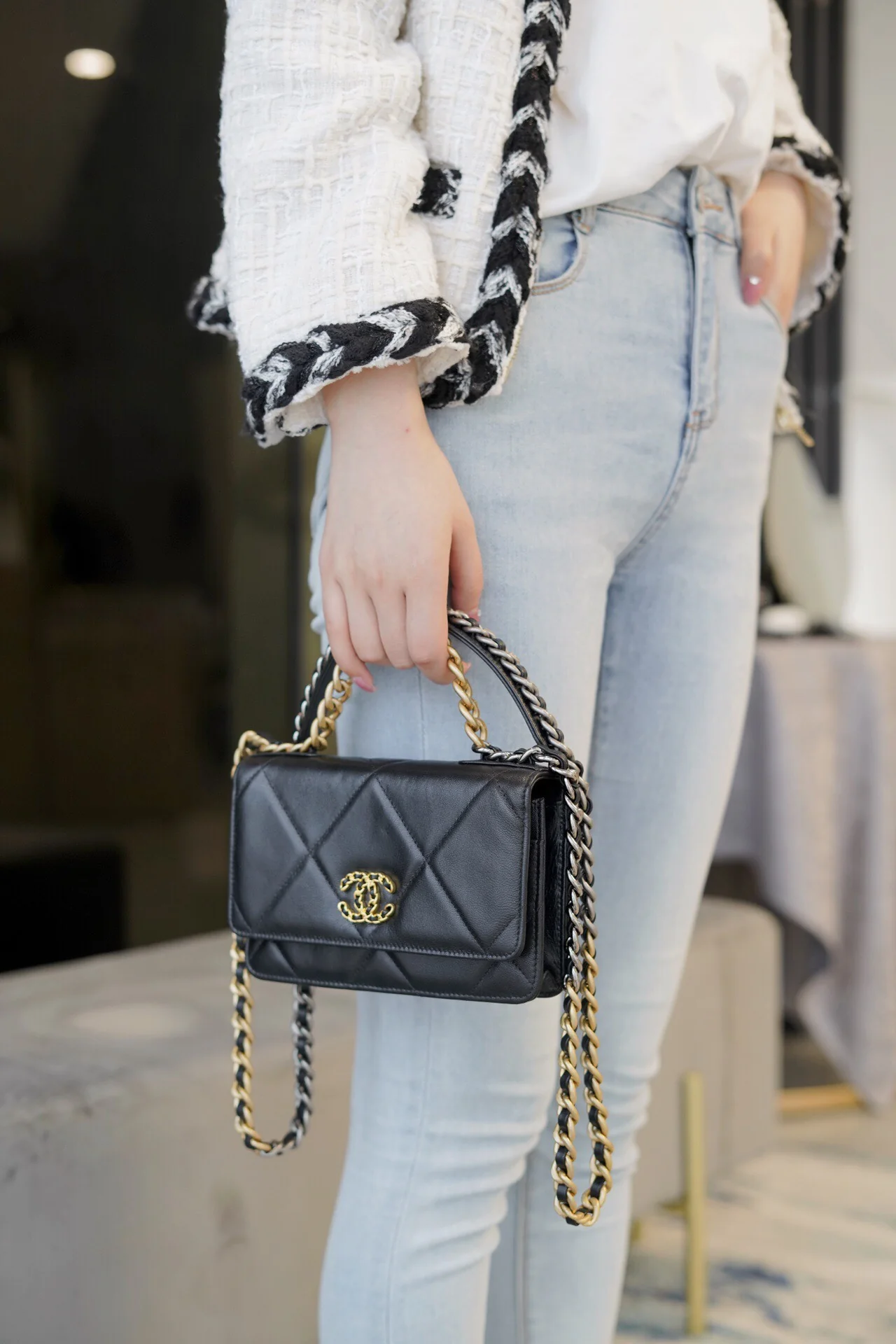 Chanel - Коллекция 19 WOC - Черный с золотой пряжкой