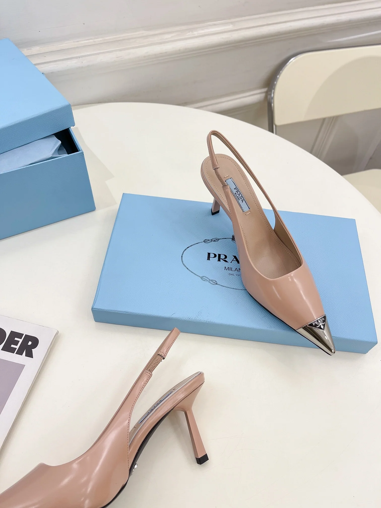Новинка весны 2023 года от Prada - сандалии и туфли на каблуке с острым носком - розовые.