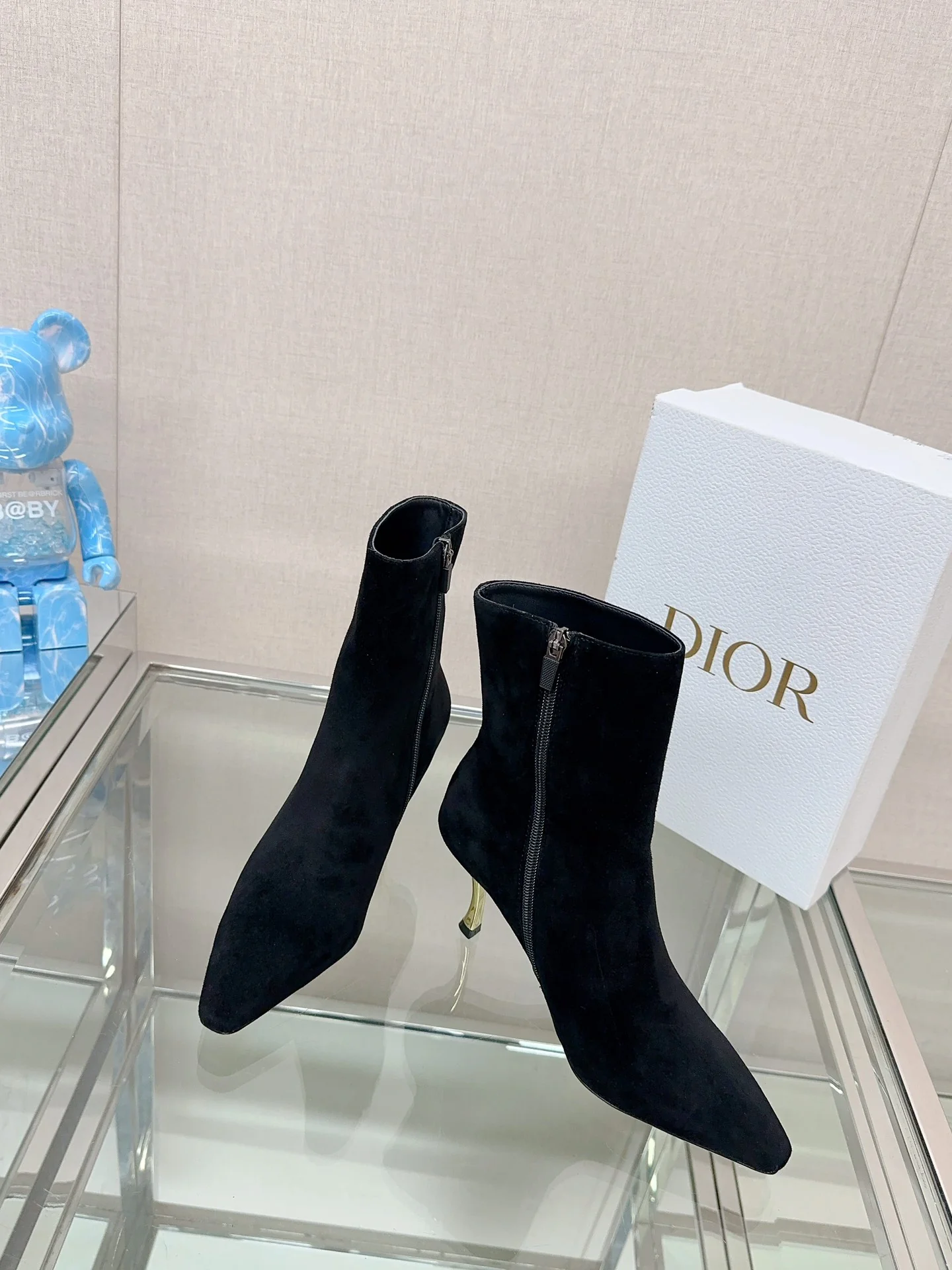 Новинка сезона осень/зима 2023 от Dior — Металлические ботинки с открытой пяткой — Черная замша