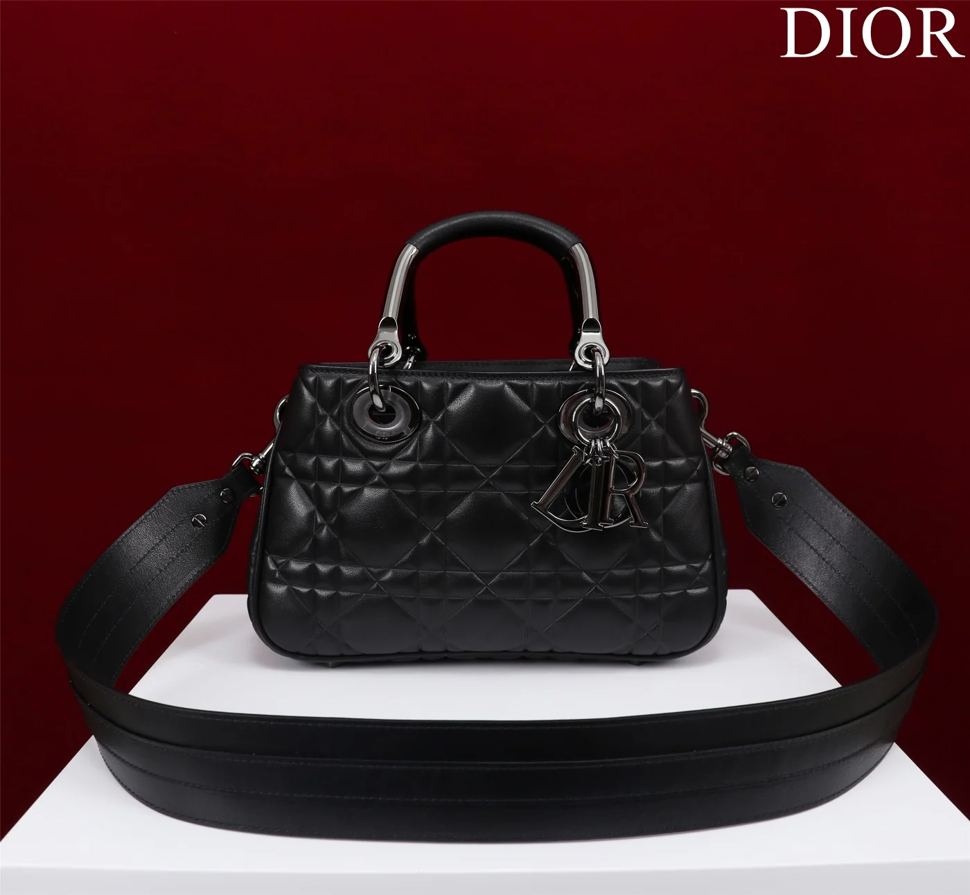 Сумка Dior Lady 95 22, средний размер, черная с пряжкой в ??виде пистолета.