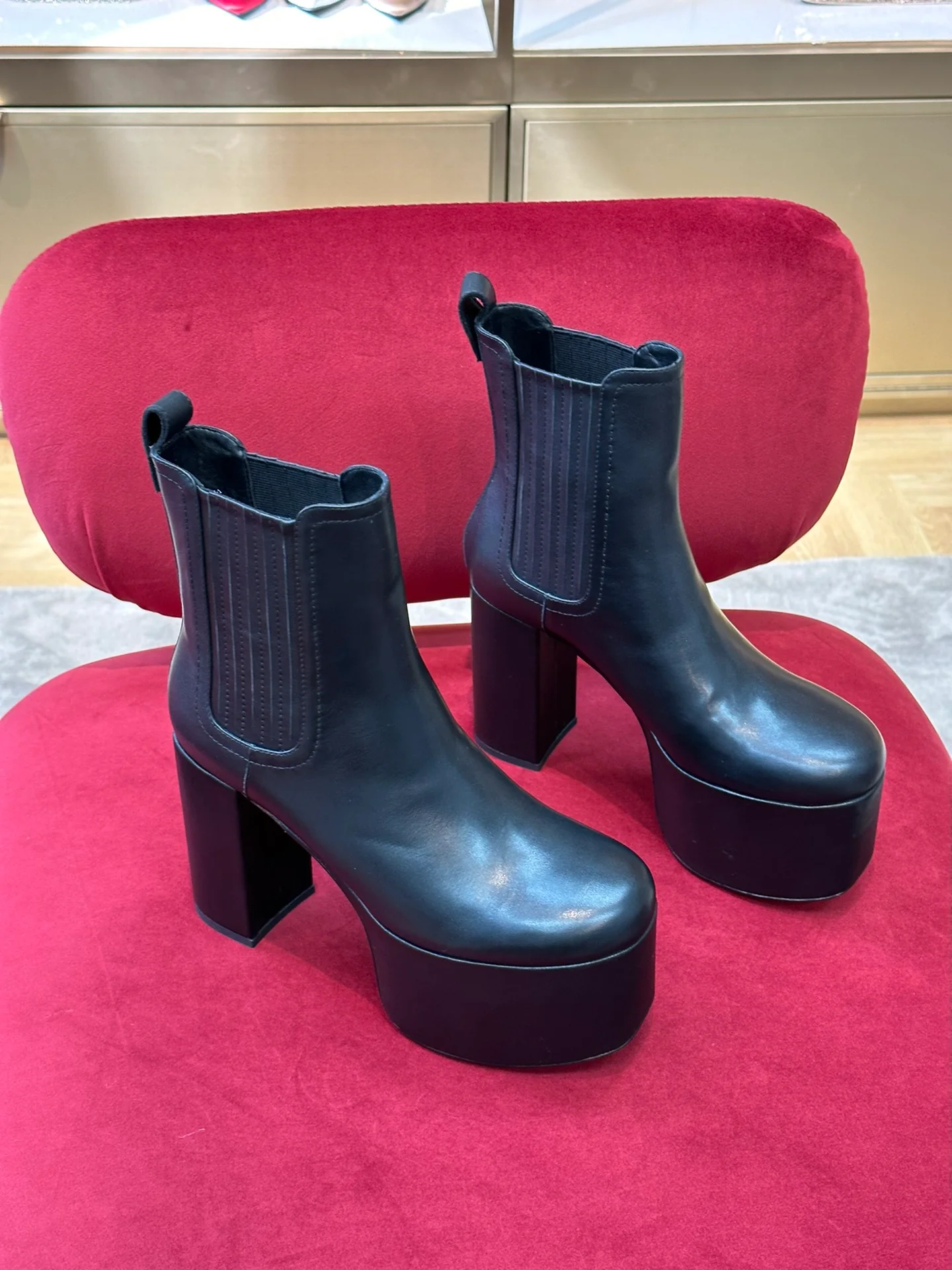 Новинка сезона осень/зима 2022 от Valentino - Ботильоны на высоком каблуке - Черные