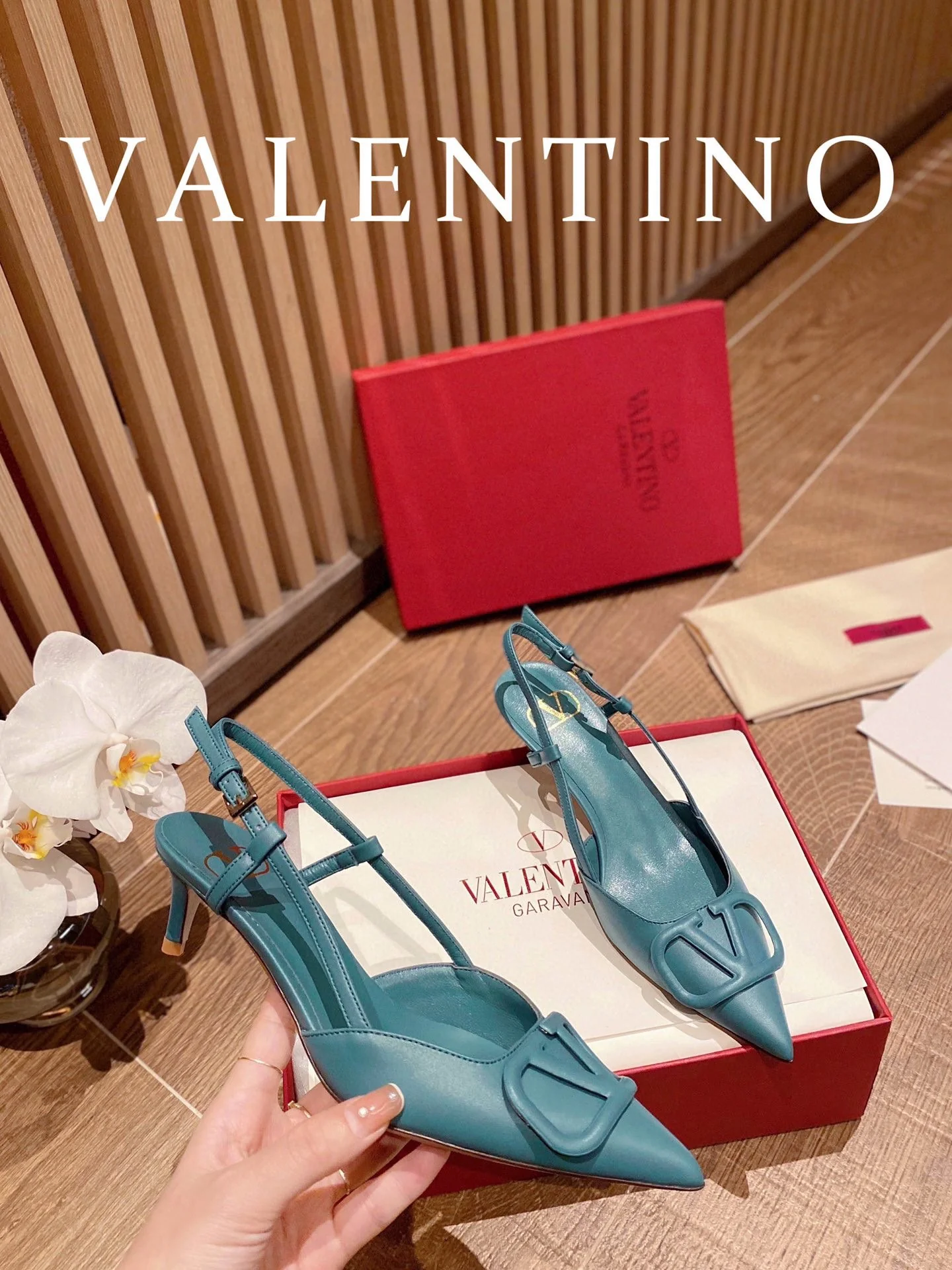 Туфли Valentino с V-образной пряжкой и открытой пяткой — синие.