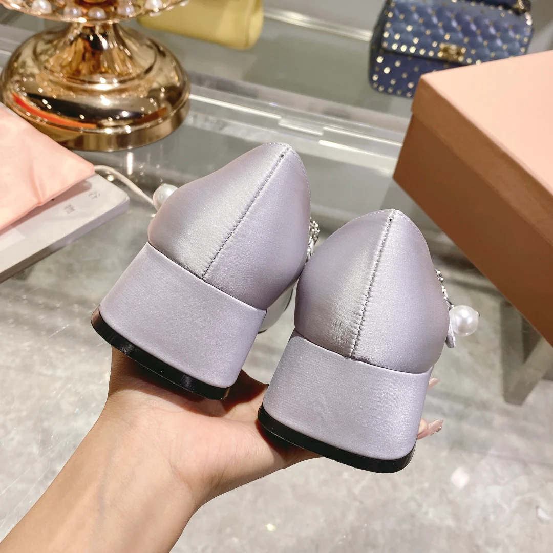 Весенняя коллекция Miu Miu 2023 — Шелковые туфли с квадратным носком — Фиолетовые