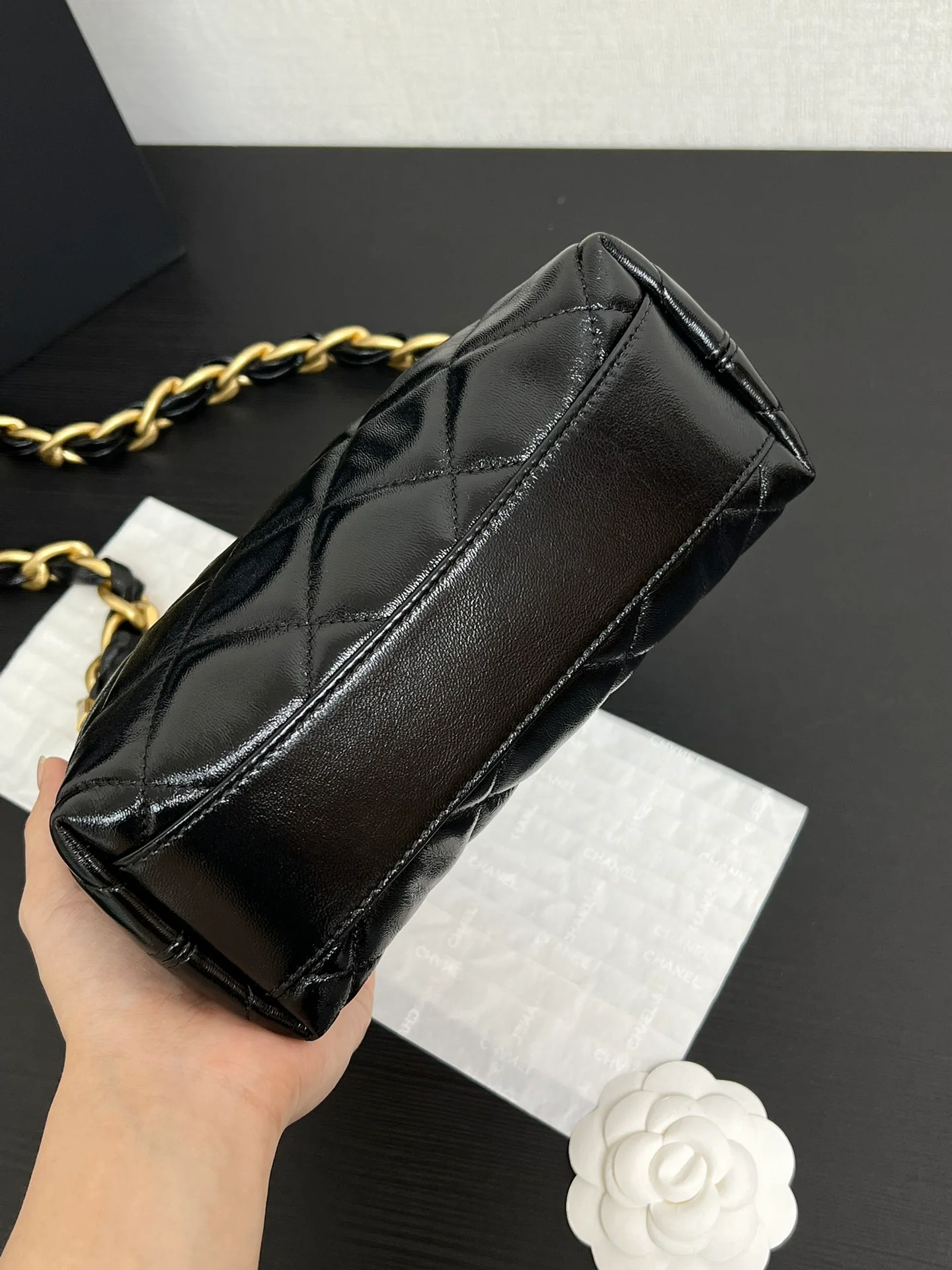 Сумка-хобо Chanel 24a под мышкой - черная, маленькая.