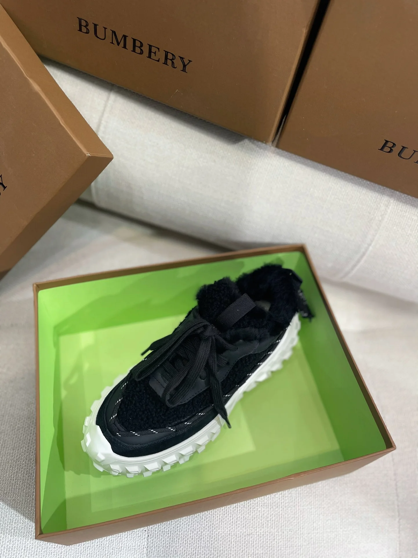 Коллекция Burberry ?Ранняя весна 2022? — Пушистые зимние кроссовки — Черные