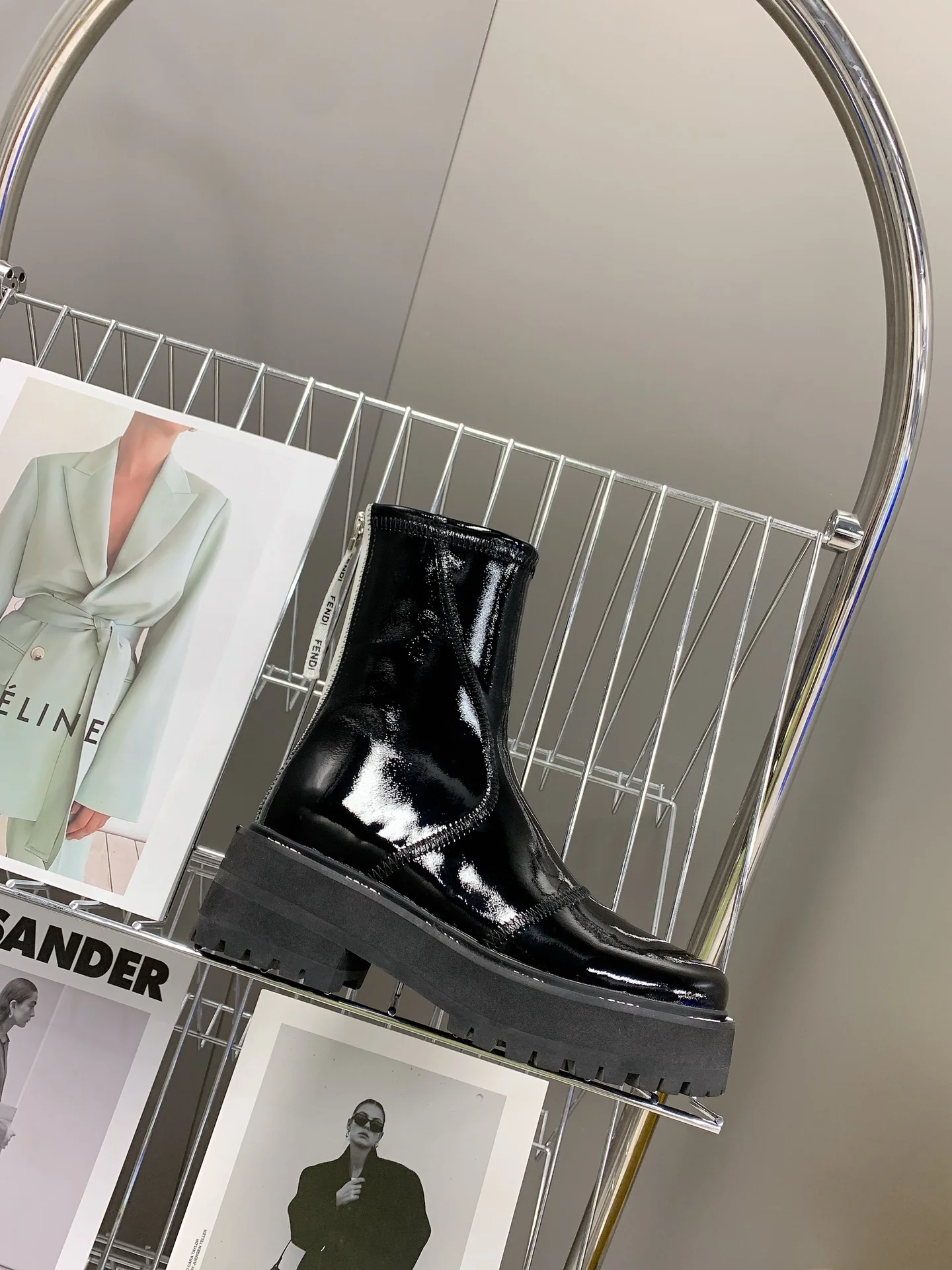 Лакированные сапоги Fendi до середины икры