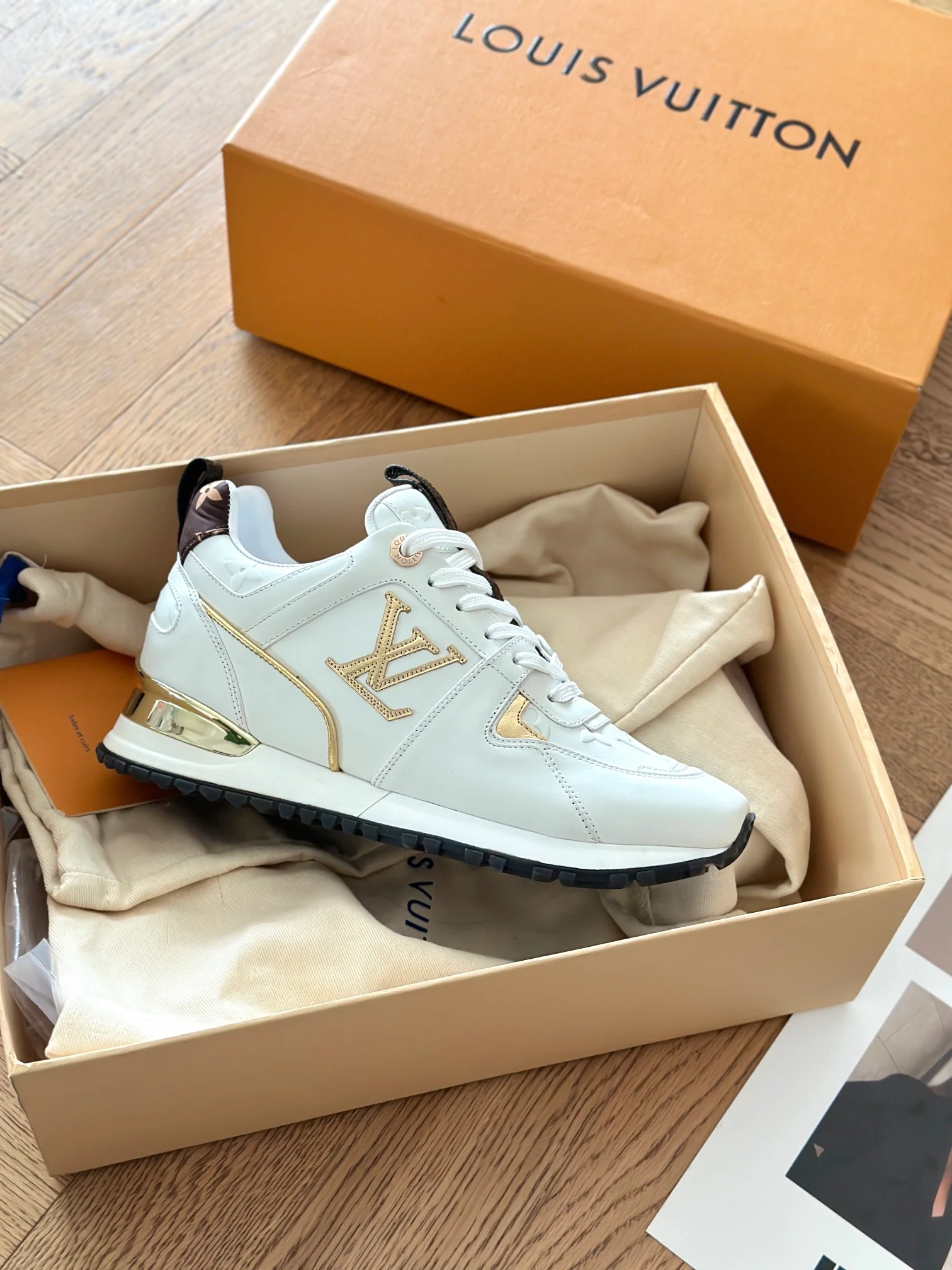 Кроссовки LV Runaway - переливающаяся кожа - белые