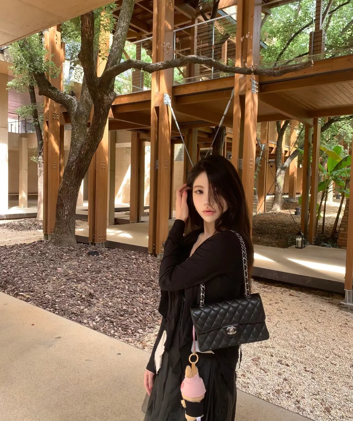 Сумка Chanel CF25 из зернистой кожи с серебристой фурнитурой и цепочкой — черная.