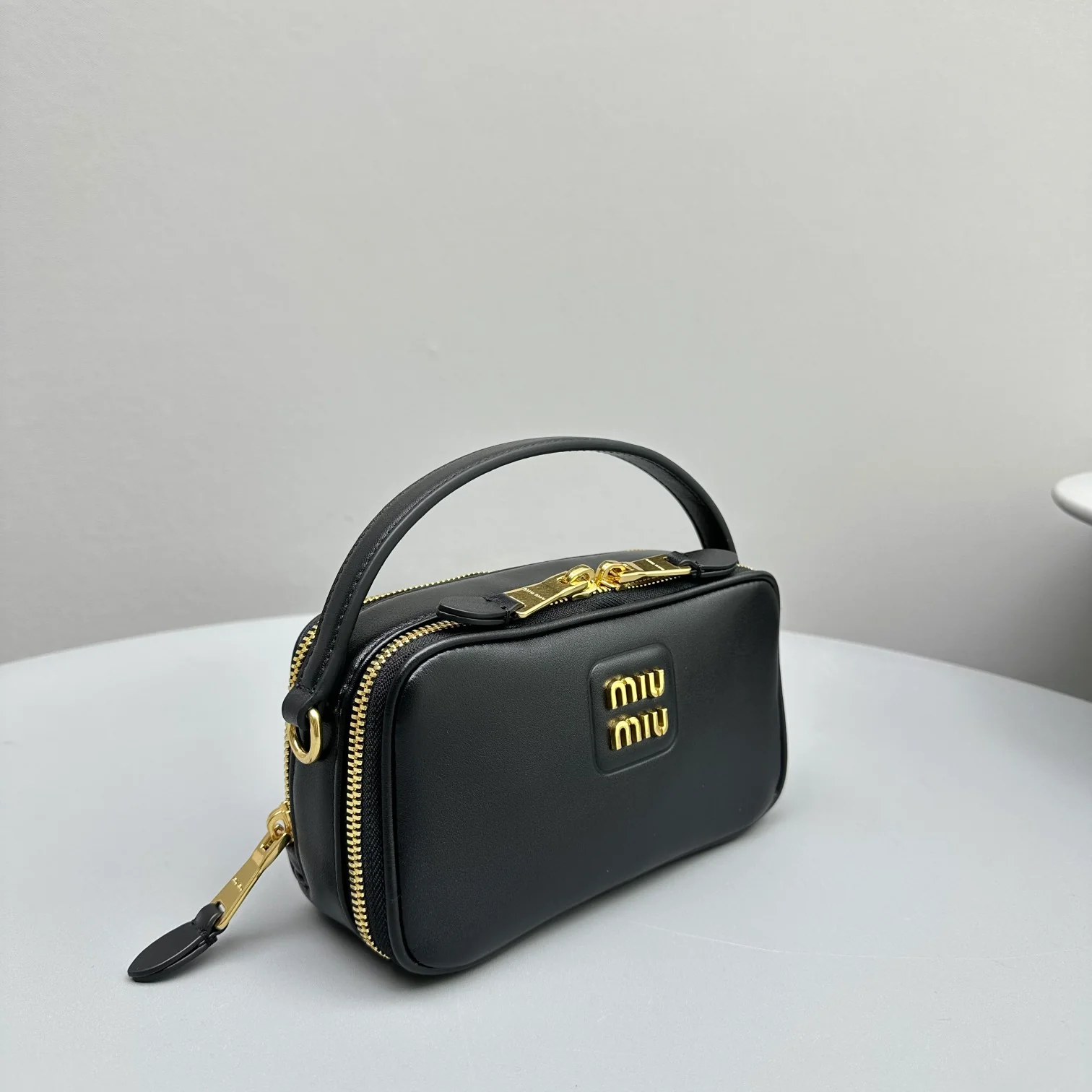 Сумка/кроссбоди для фотоаппарата Miu Miu из осенне-зимней коллекции - полностью кожаная, черная.