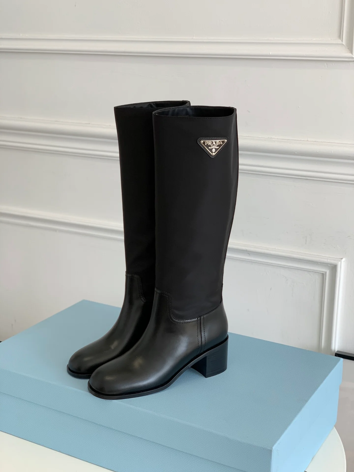 Новинка сезона осень/зима 2021 от Prada - Сапоги для верховой езды - Круглый носок на массивном каблуке